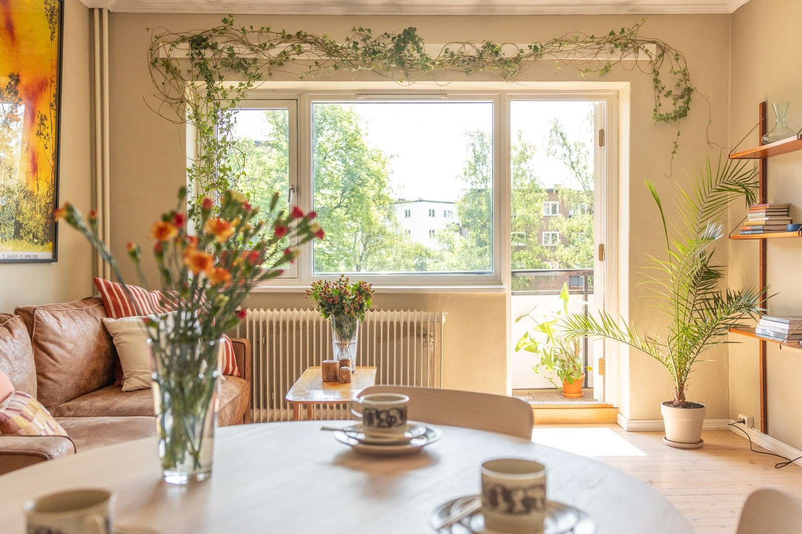 Store vindusflater som gir innslipp av naturlige mengder med dagslys og skaper en fin atmosfære. Galleribilde