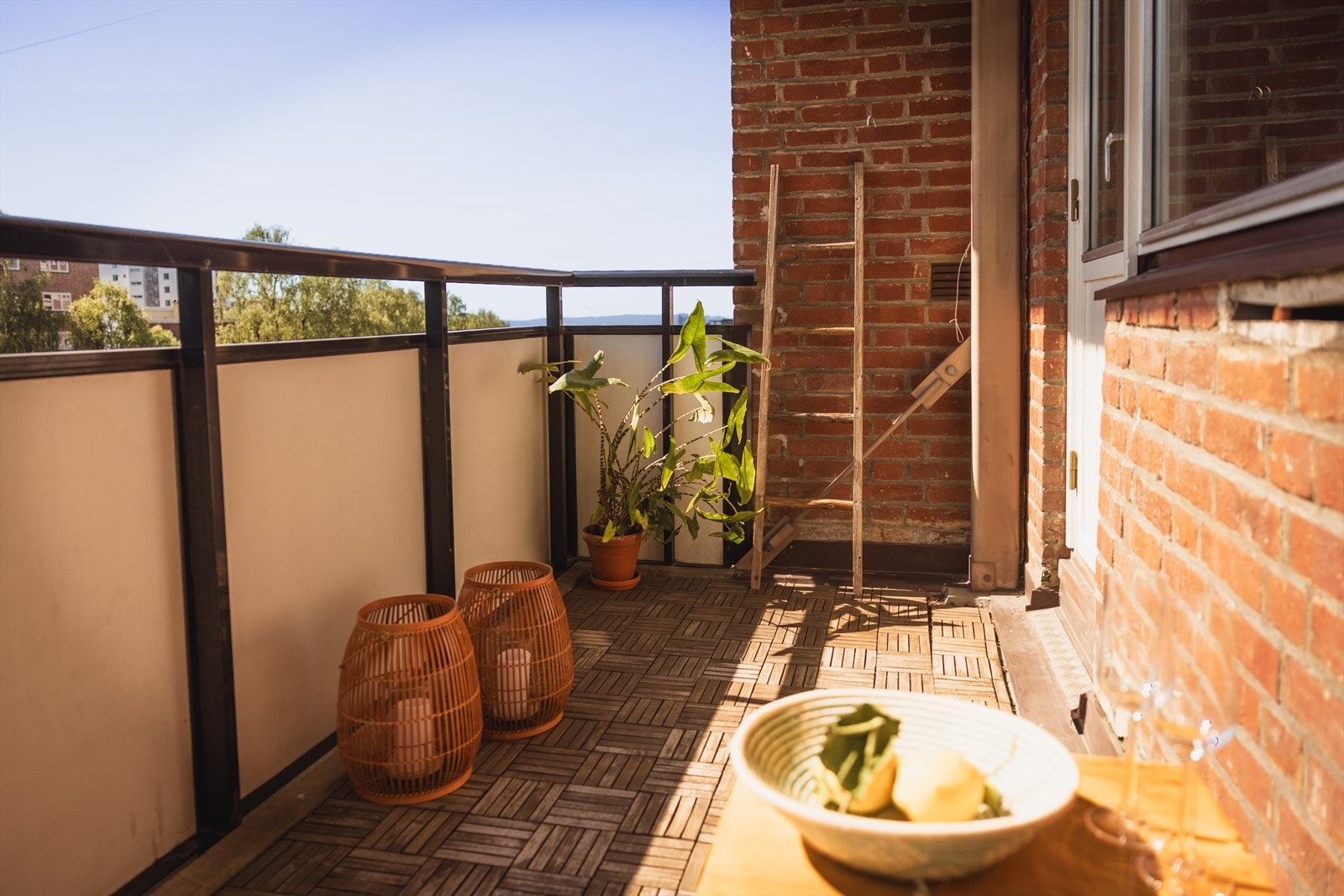 Her er det god plass utemøblement og grill (elektrisk og gass). Galleribilde