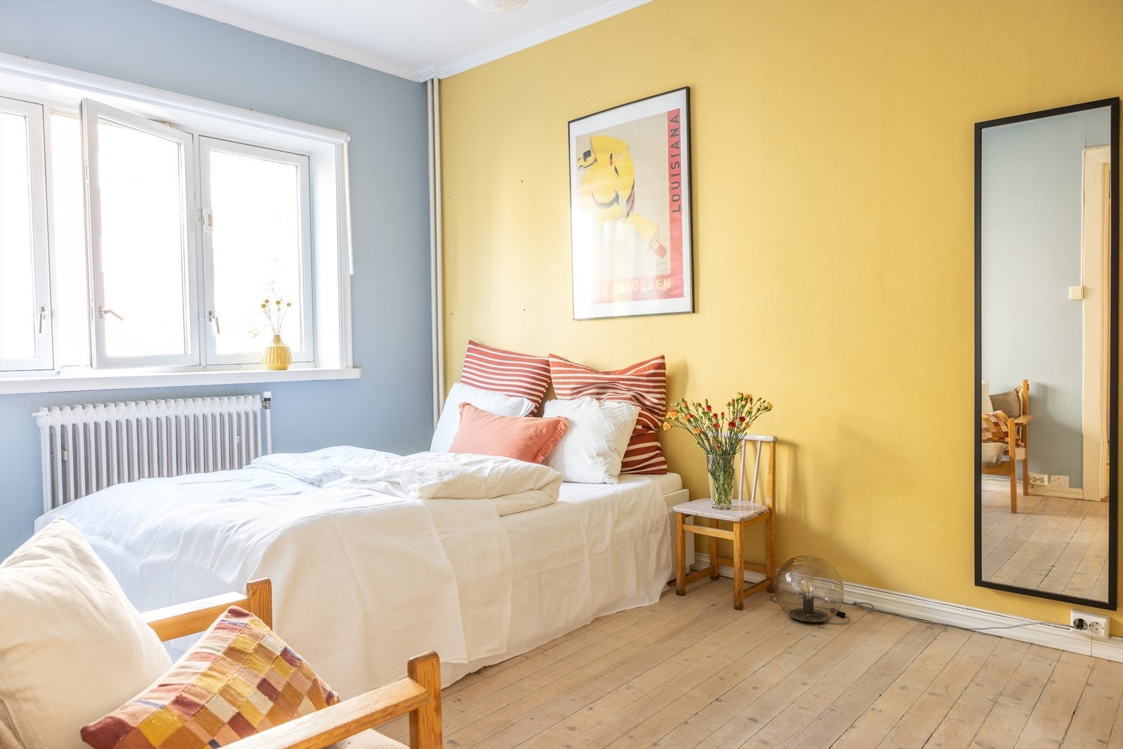 Hovedsoverommet har et stort gulvareal og byr på god plass til dobbeltseng, nattbord, kommode og garderobeskap. Galleribilde