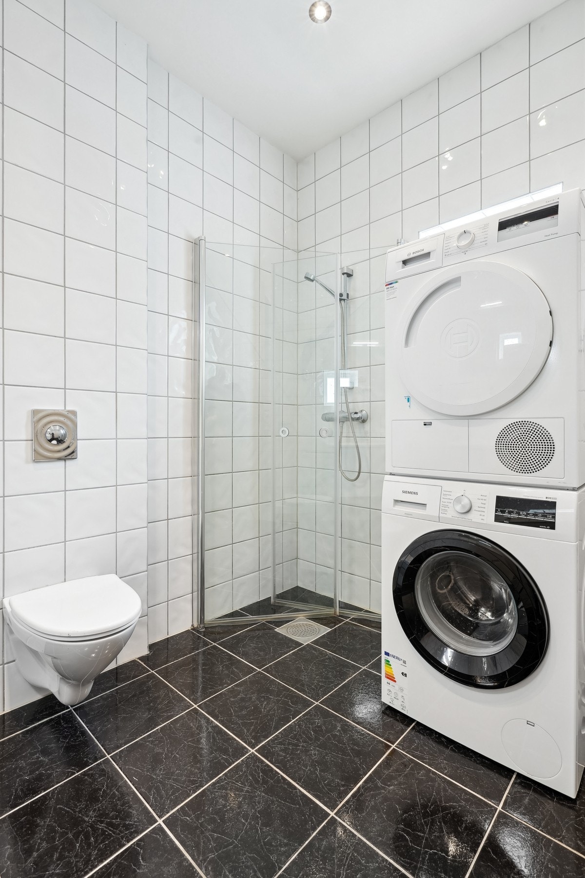Tilrettelagt med opplegg for vaskemaskin og tørketrommel. Galleribilde