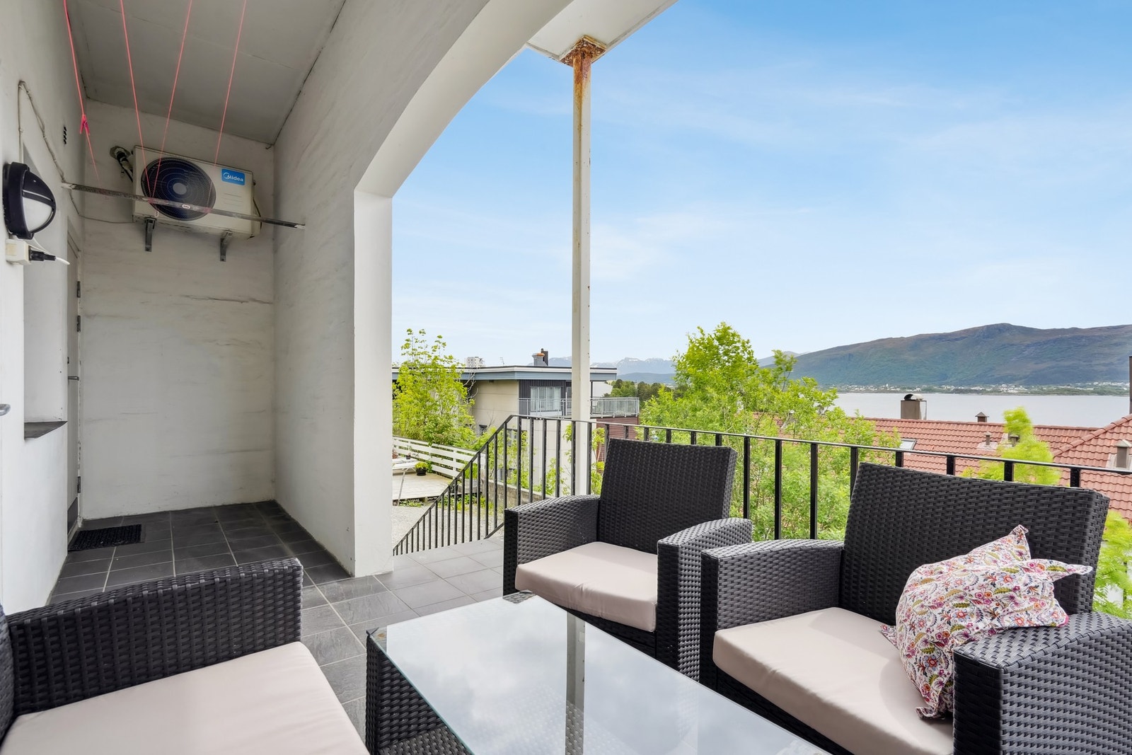 Terrassen har god plass til utemøbler, og ikke minst gode solforhold og nydelig utsikt. Galleribilde
