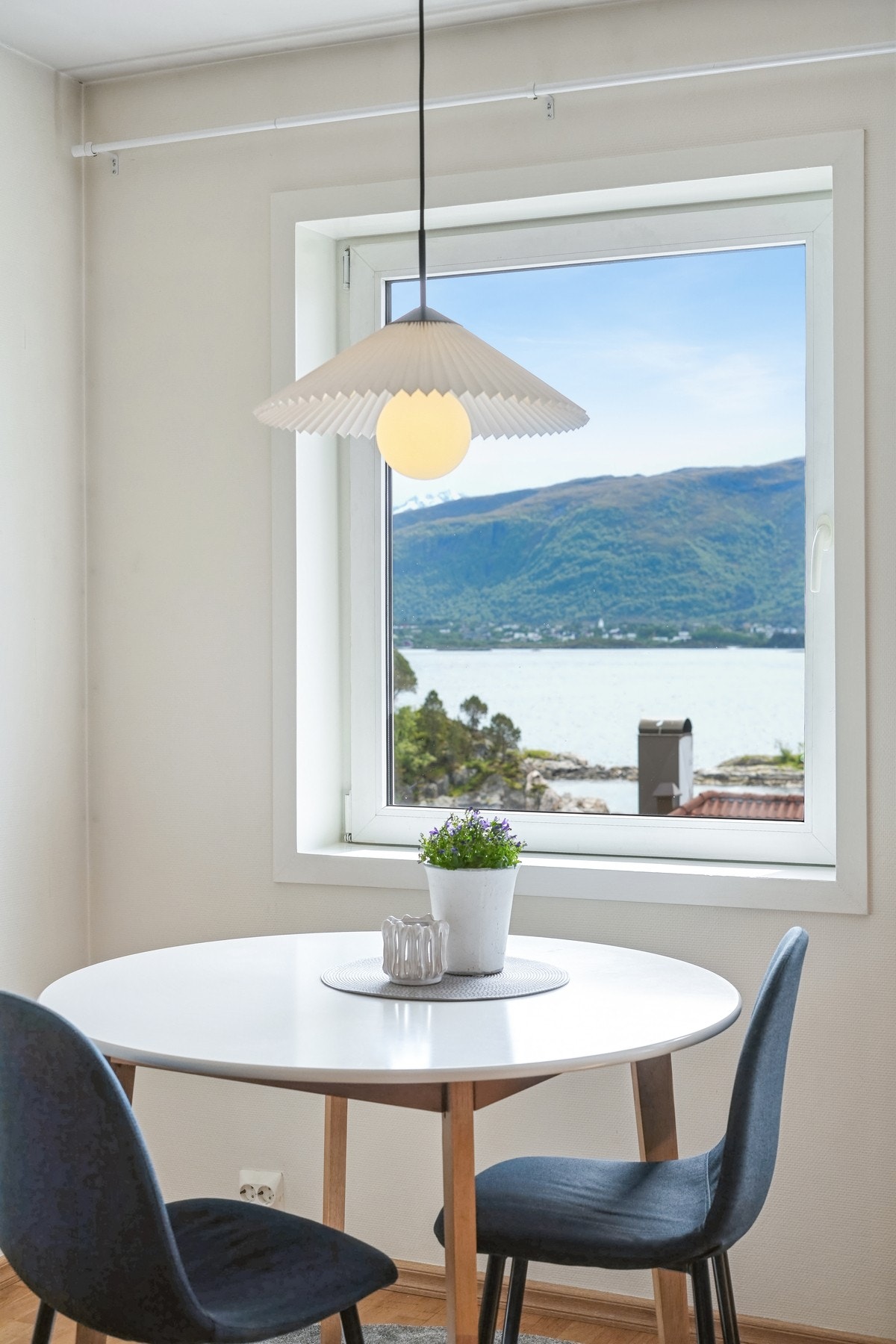 Flott utsikt over fjord og fjell. Galleribilde