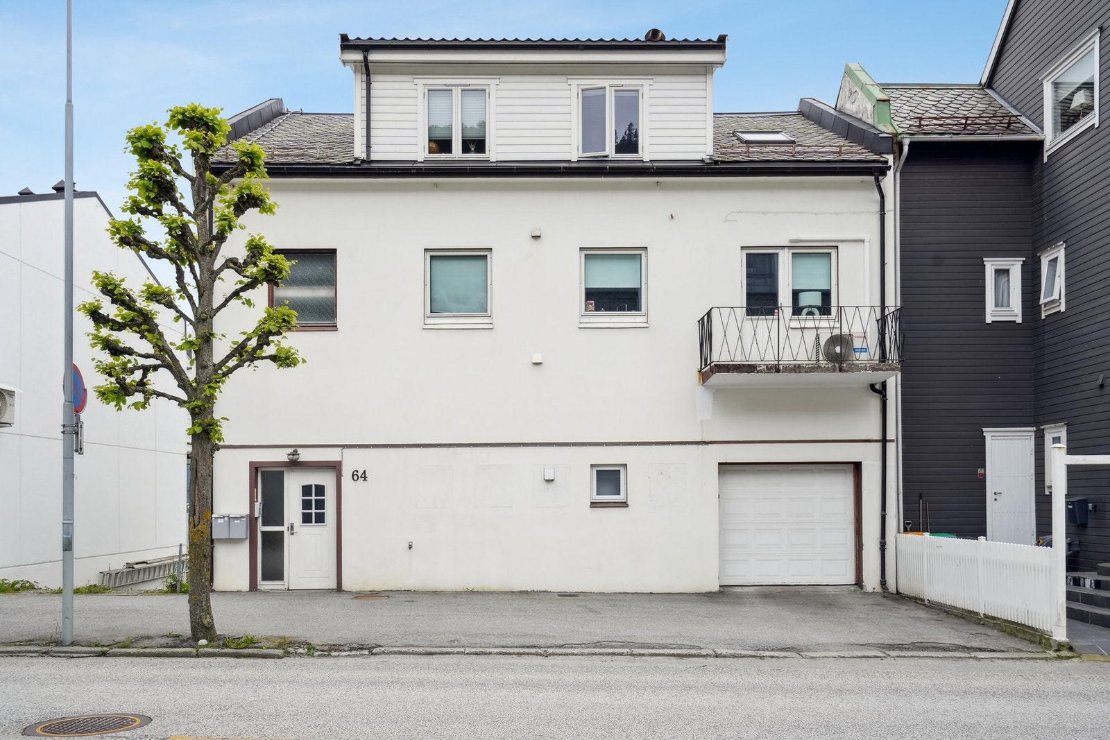Fasade. Parkeringsplassene nås ved å kjøre ned på venstre side av bygget. Galleribilde