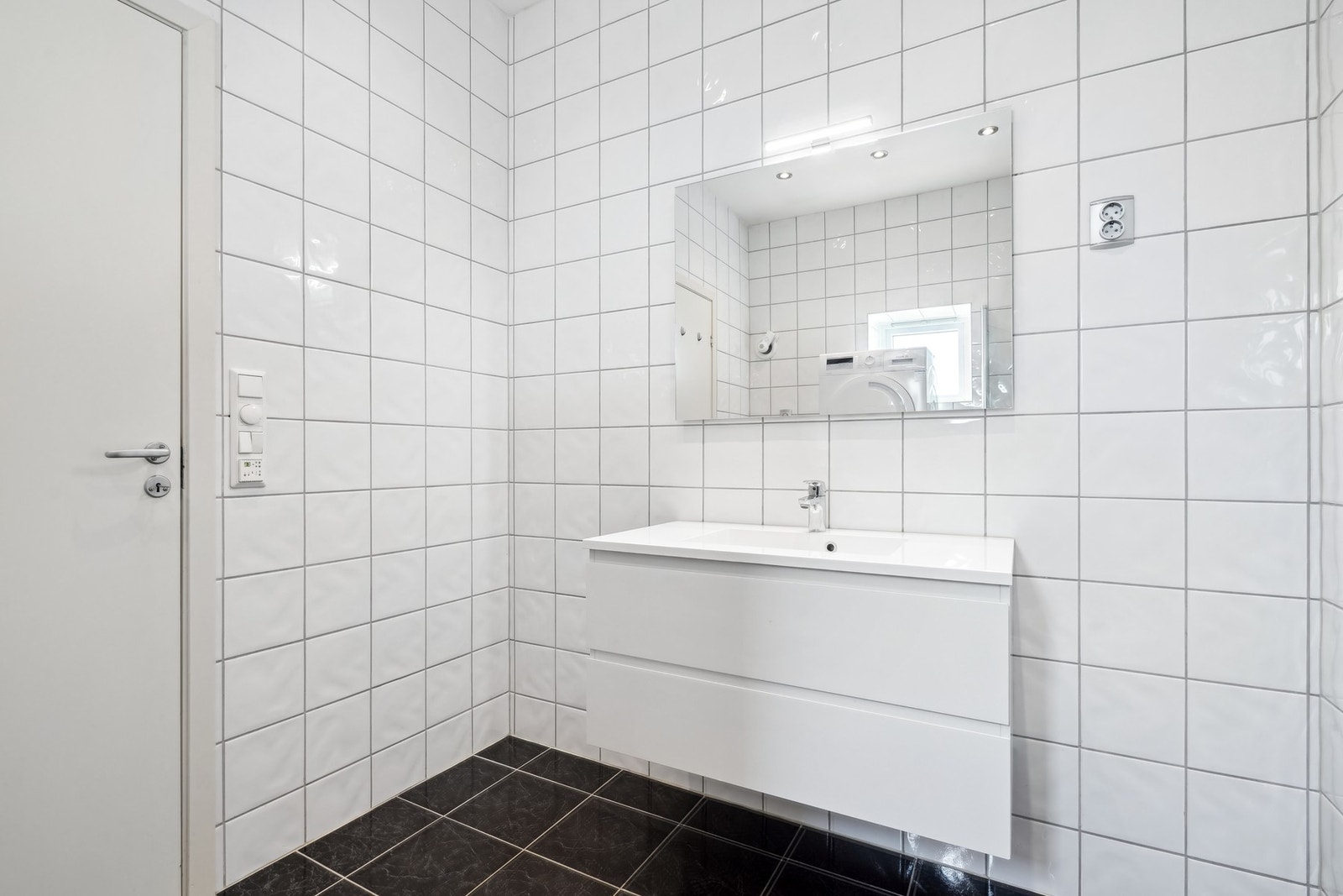 Flott, helfliset bad med gulvvarme. Galleribilde