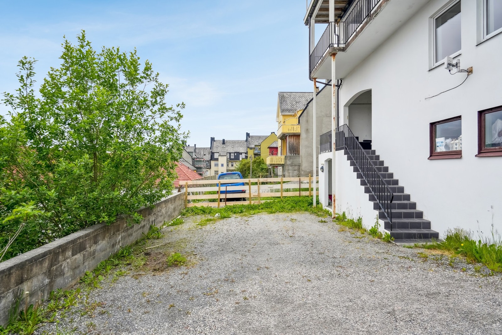 Leiligheten disponerer to parkeringsplasser. Tilhørende leiligheten er plassene lengst mot syd. Galleribilde