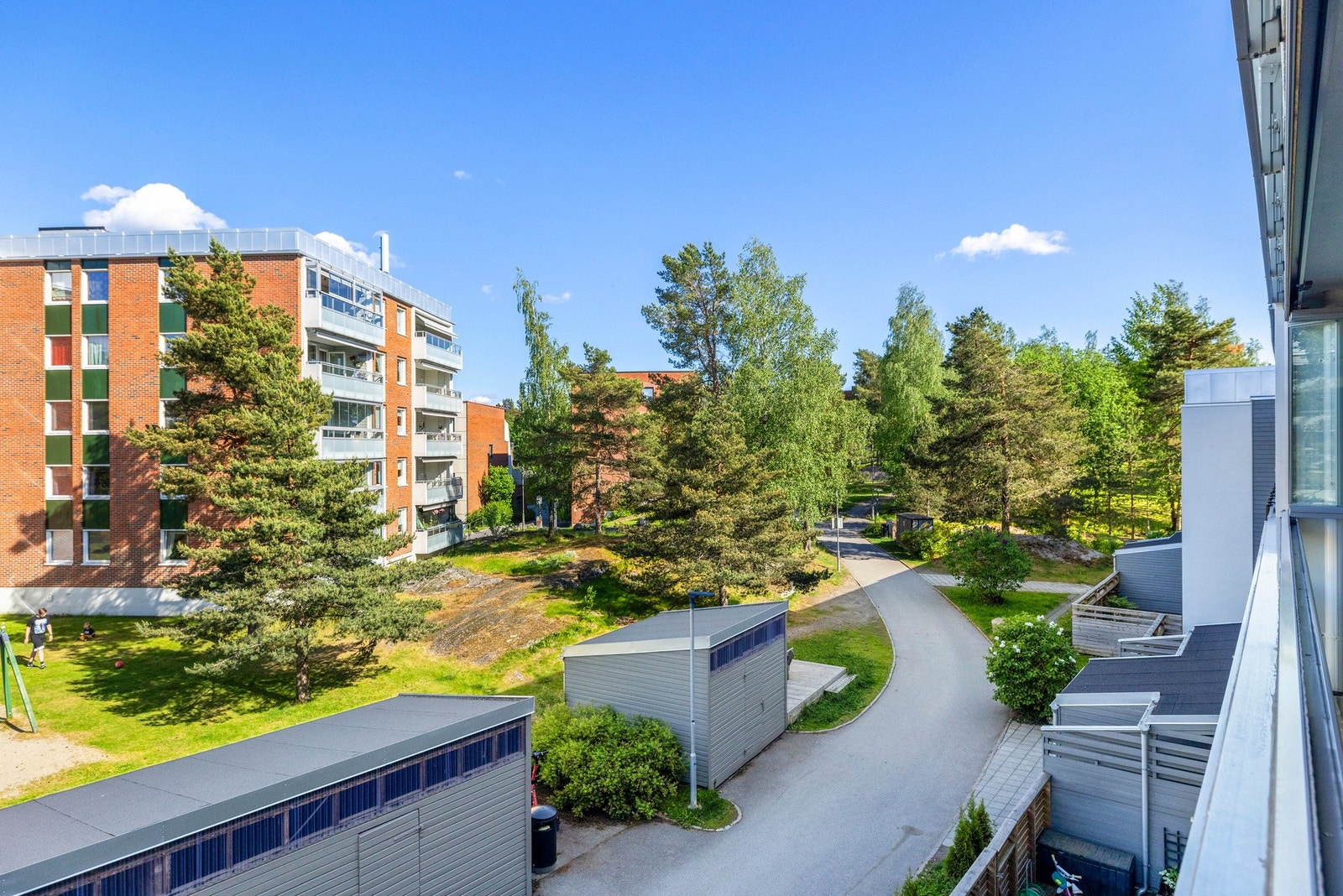 Balkongen har innglassning som åpner for bruk tidlig på våren, og langt ut på høsten Galleribilde