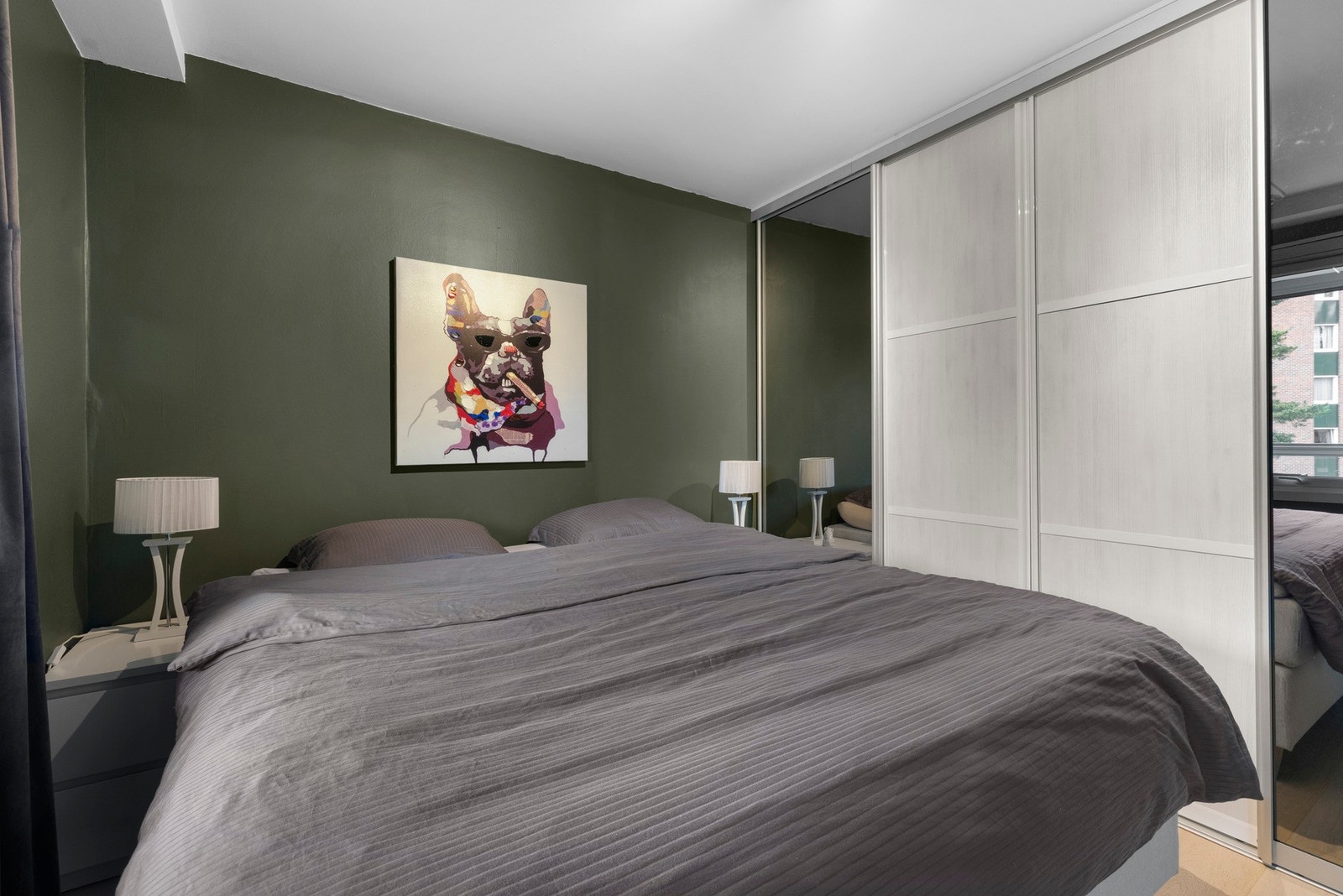 Boligens andre soverom er også stort nok til både dobbeltseng og innebygd garderobe Galleribilde