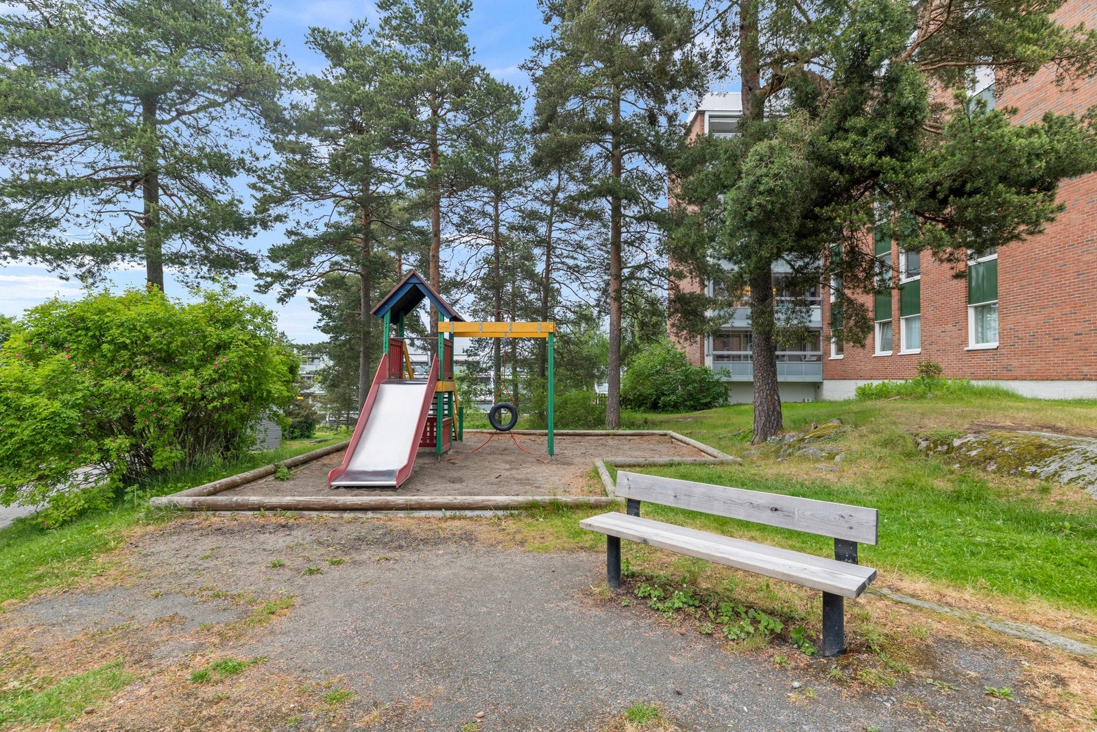 For de små har borettslaget lekeplass med egen zipline Galleribilde