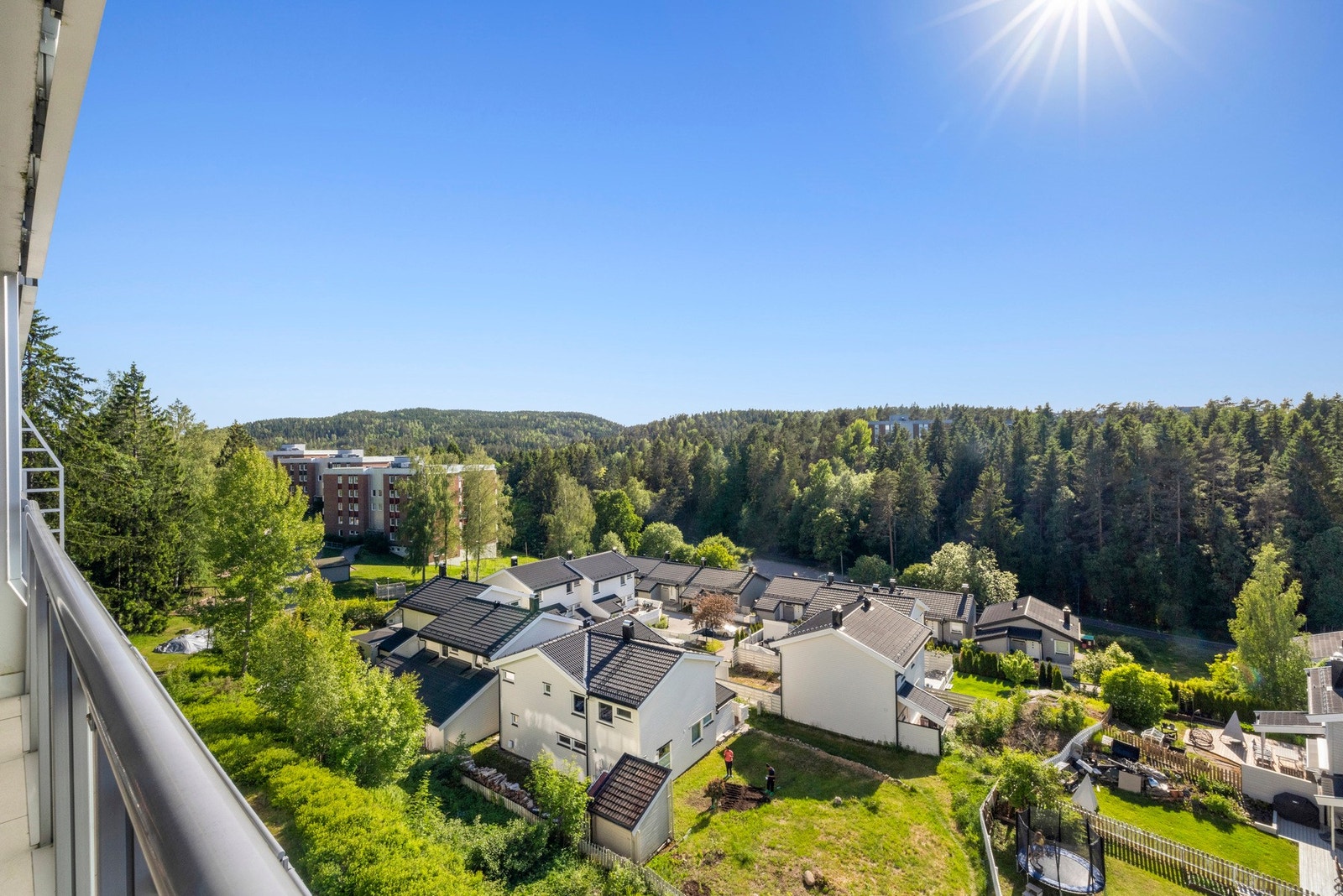 Her får du utsikt over et frodig naturlandskap Galleribilde