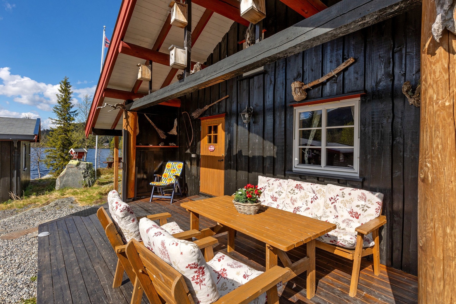 Fin uteplass i forbindelse med inngangspartiet på annekset Galleribilde