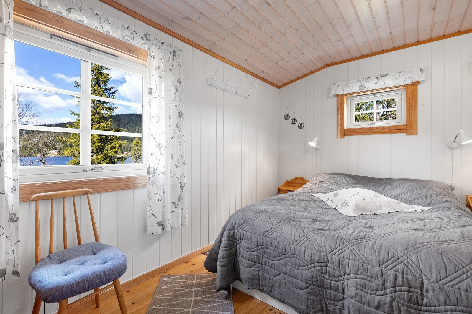 Hytta har tre soverom med ulike størrelser, som gir fleksible muligheter for innredning og bruk. Galleribilde