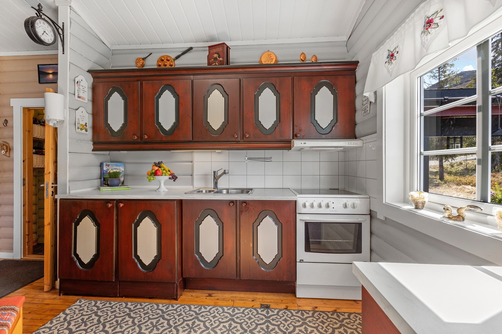 Kjøkkenet har en praktisk innredning i heltre fra Dokka Bondemøbler Galleribilde