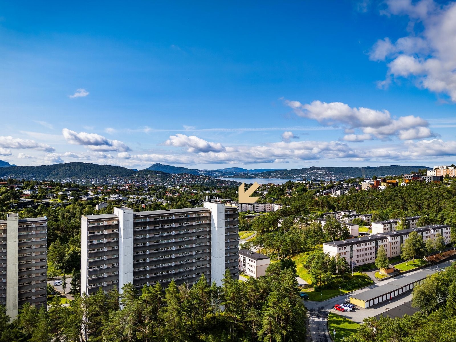 Leiligheten ligger i et attraktivt område. Dette er et svært fint område for de fleste aldersgrupper med gangavstand til buss, butikk og Åsane Storsenter Galleribilde