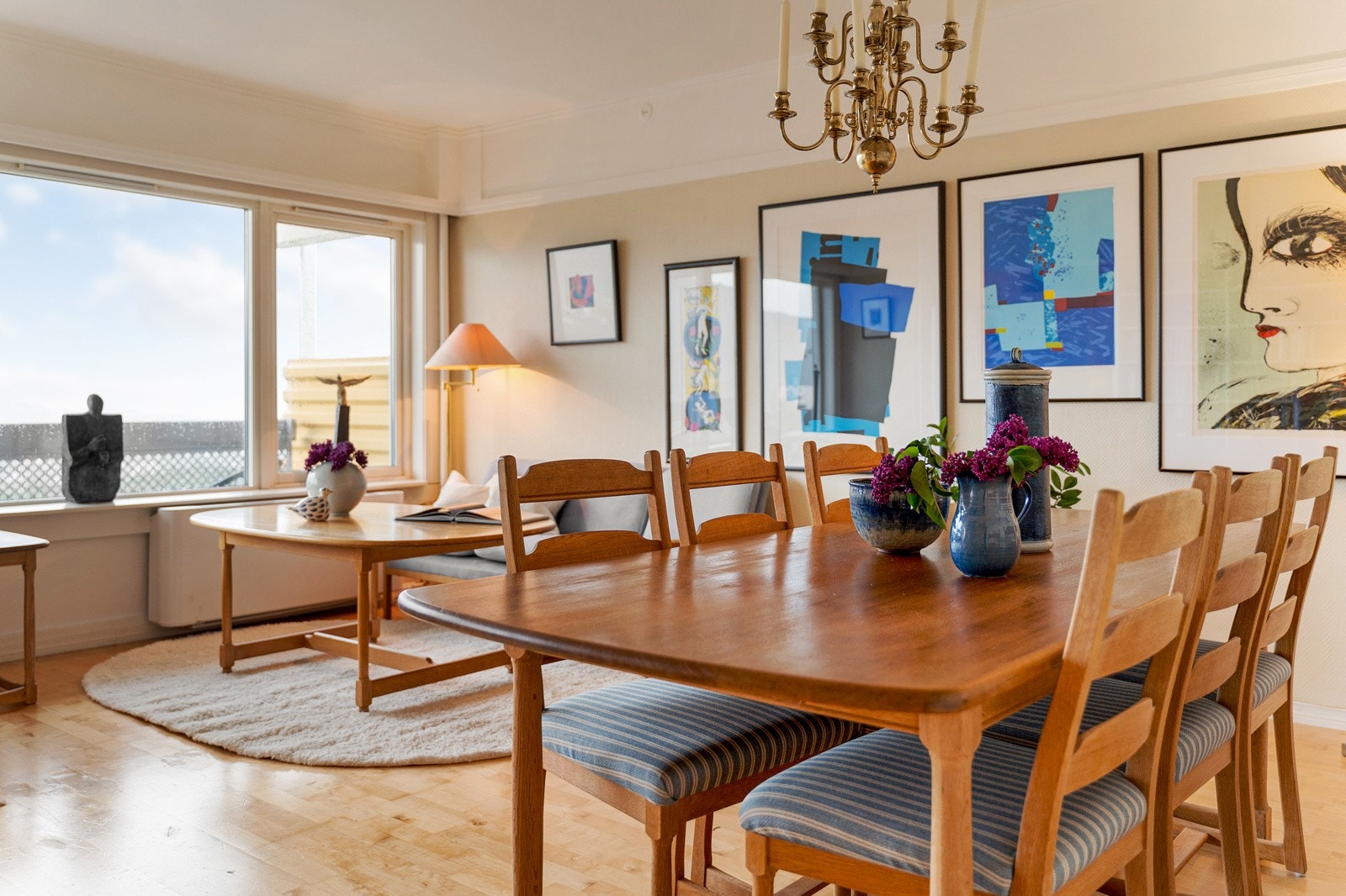 Stuen byr på flere innredningsmuligheter med plass til sofagruppe, spisegruppe og diverse møblement Galleribilde