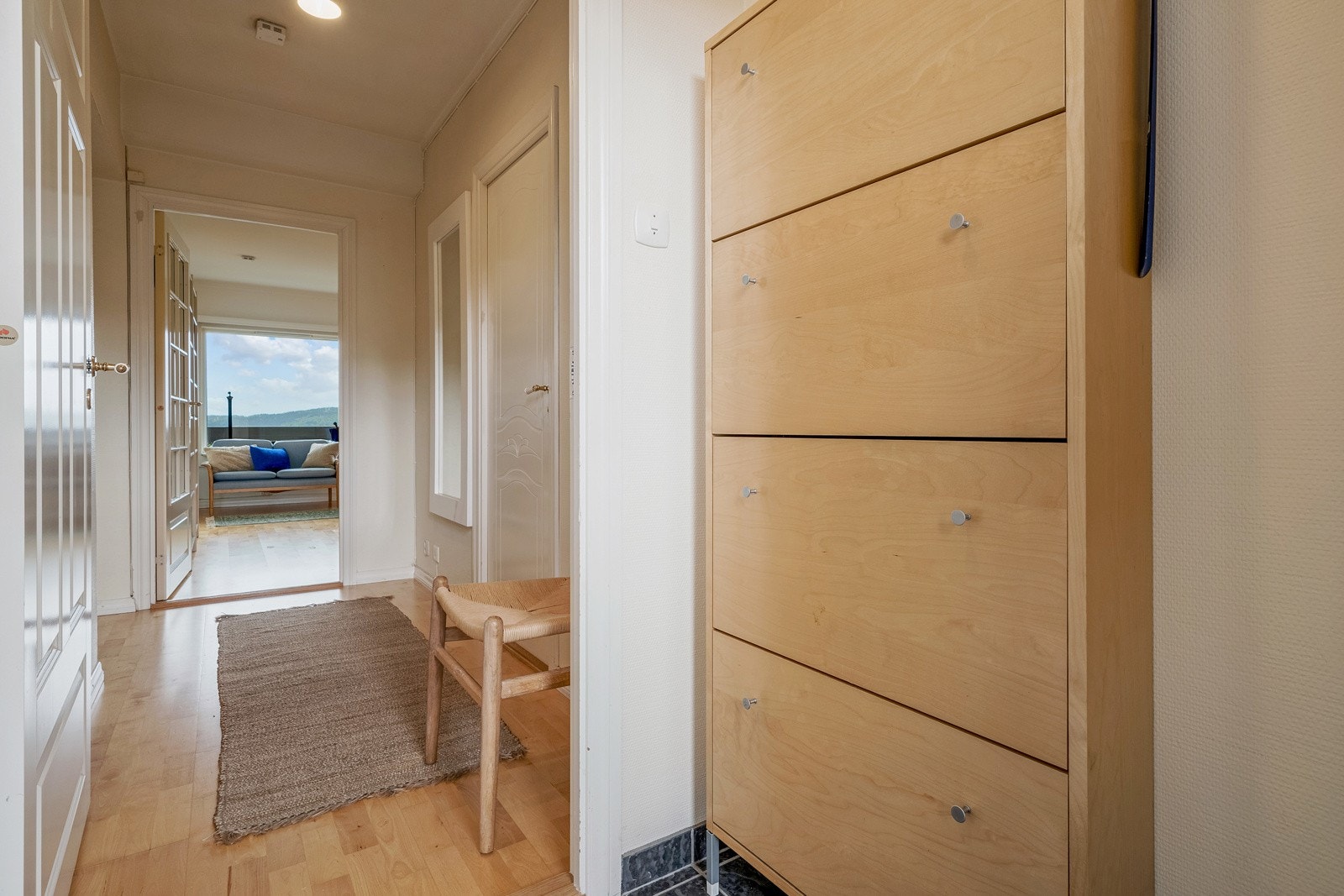 Det første som møter deg i leiligheten er en hyggelig entré. Her er det plass til å sette fra seg sko og henge fra seg jakker Galleribilde