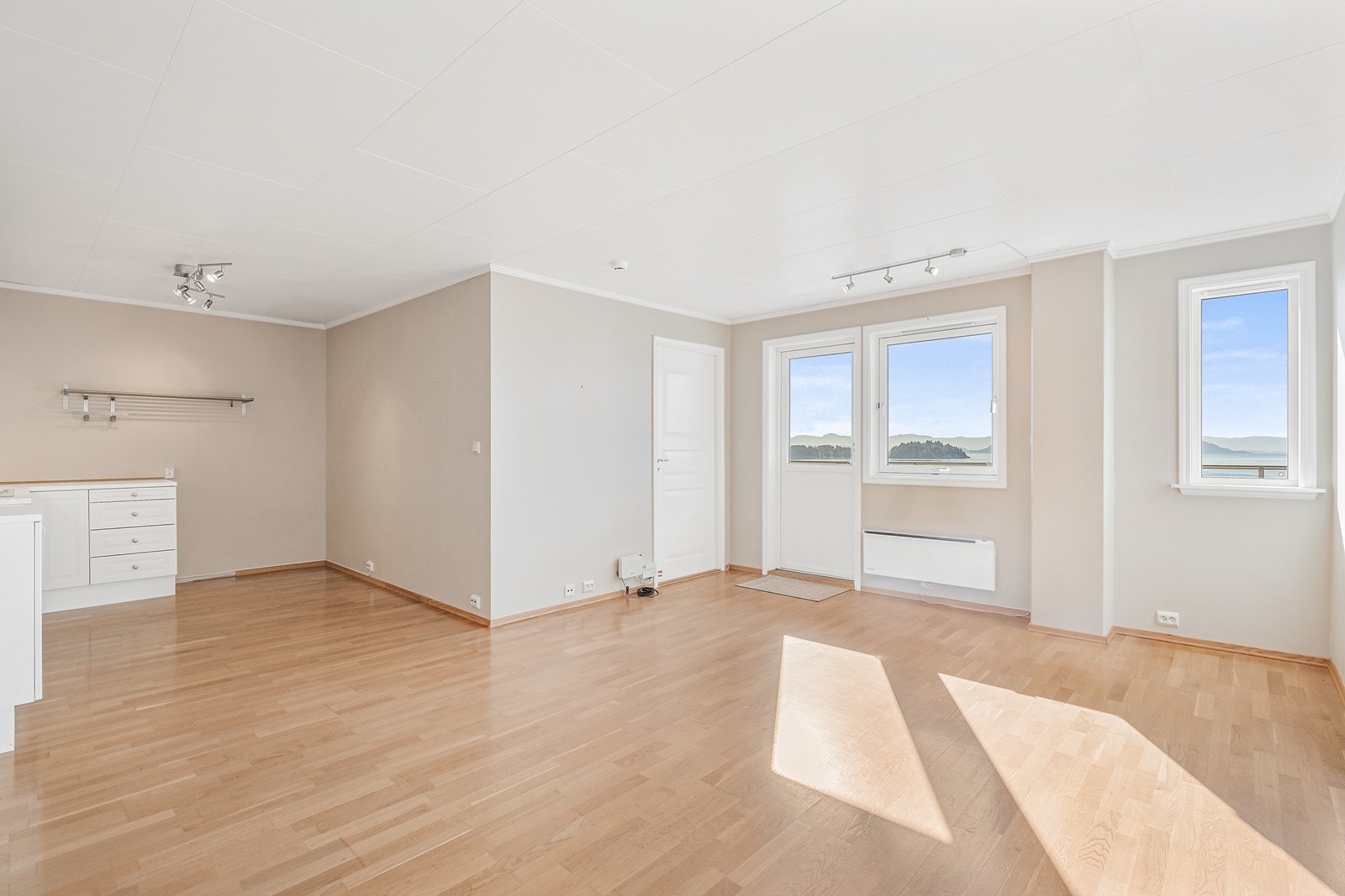 Stuen er romslig og har gode møbleringsmuligheter Galleribilde