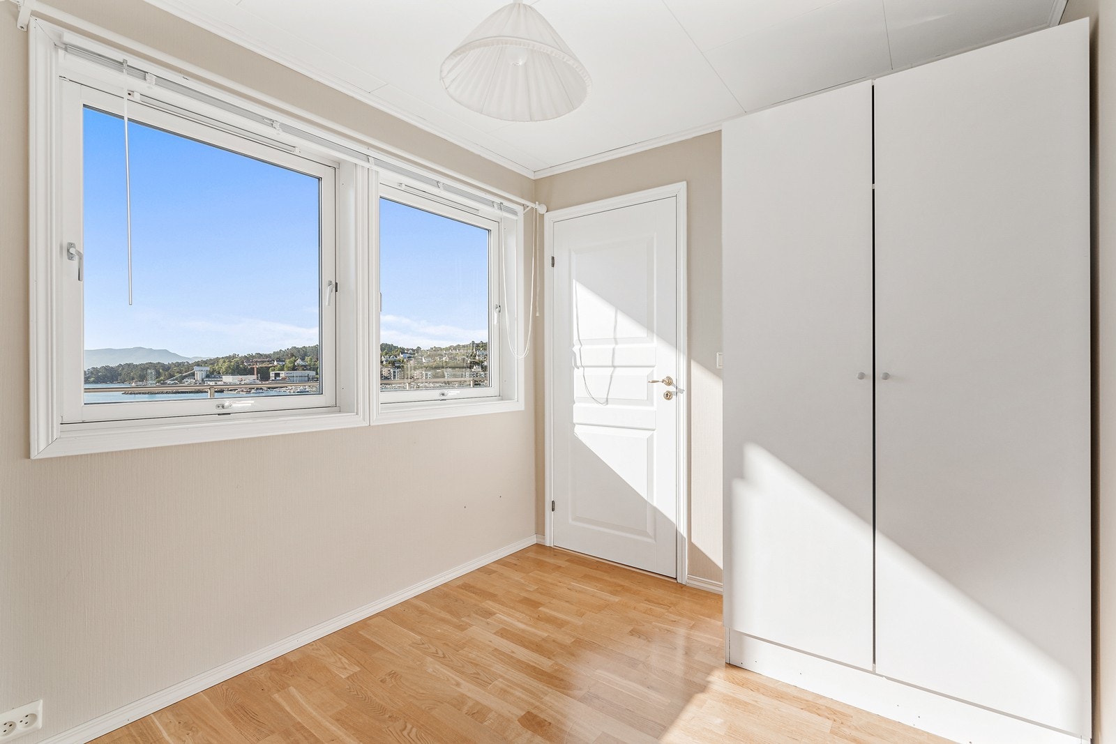 Leiligheten har to soverom, hvor det ene har adkomst fra stuen og byr på nydelig utsikt Galleribilde
