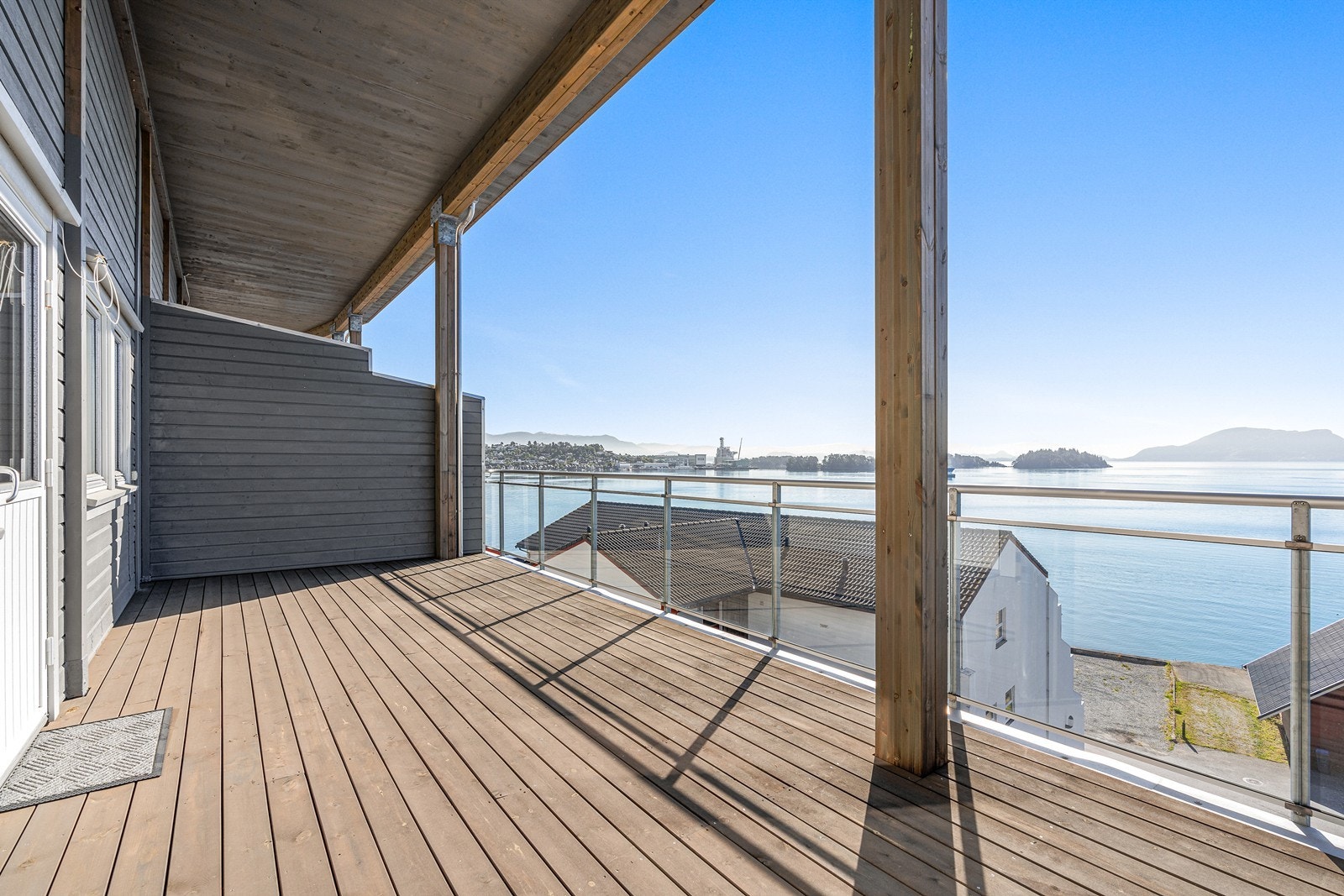 Kjekk sentrumsleilighet med 2 soverom og stor ny terrasse med nydelig sjøutsikt Galleribilde