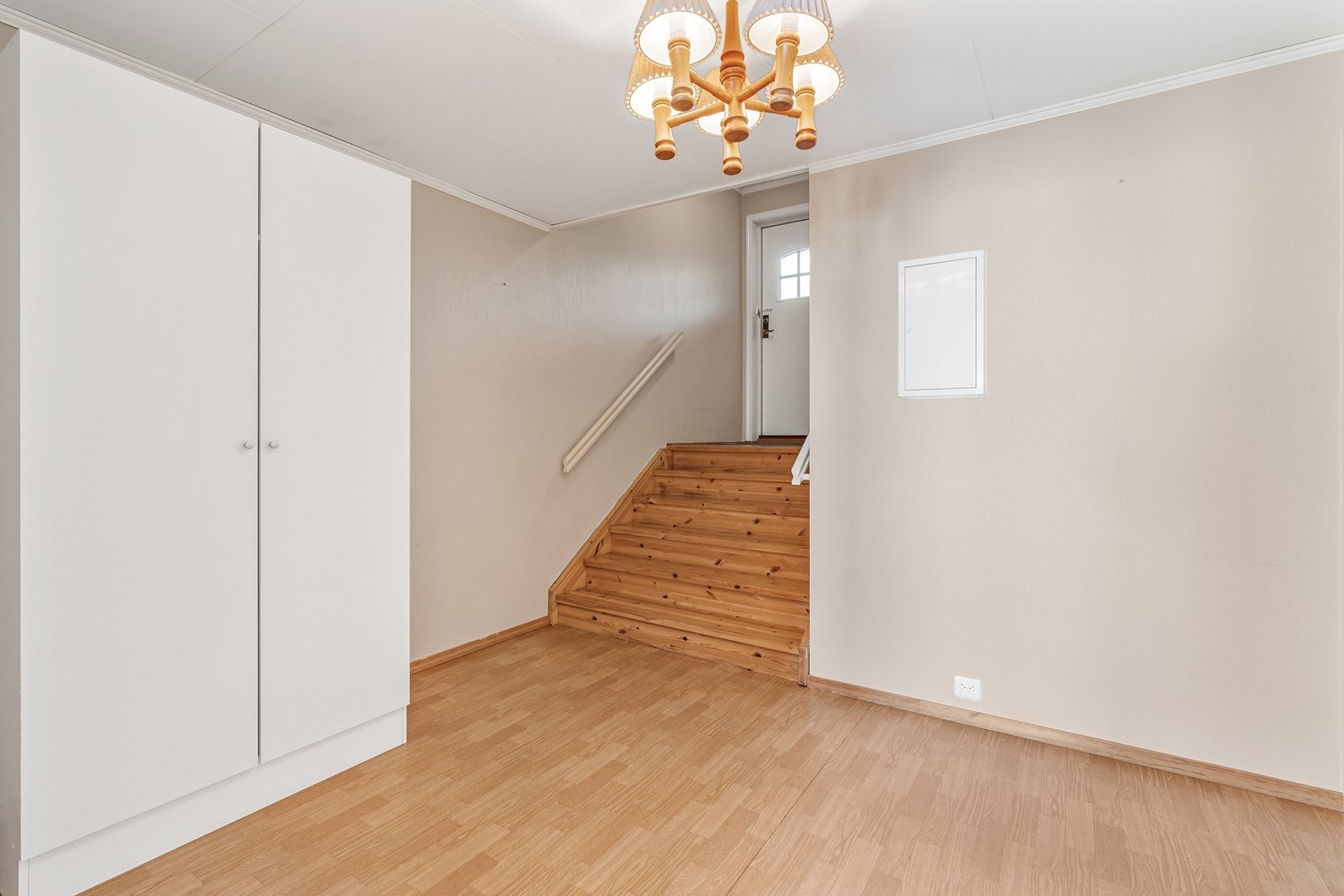 Gangen er stor og romslig, med god plass til garderobeskap og oppbevaring Galleribilde