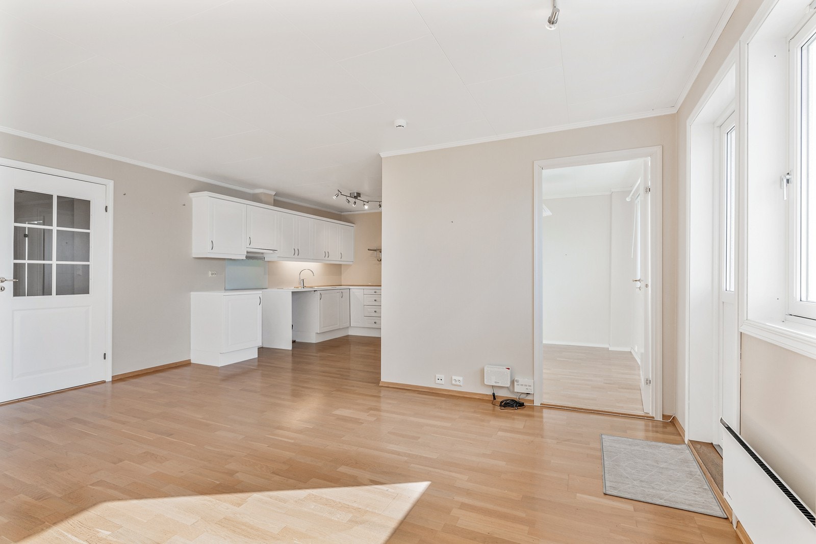 Stue med åpen kjøkken løsning. Galleribilde