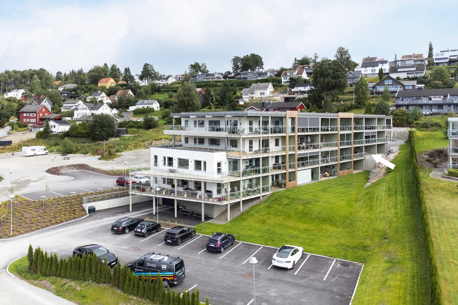 Det er vannbåren gulvvarme som grunnvarme i kjøkken, stue og gang Galleribilde