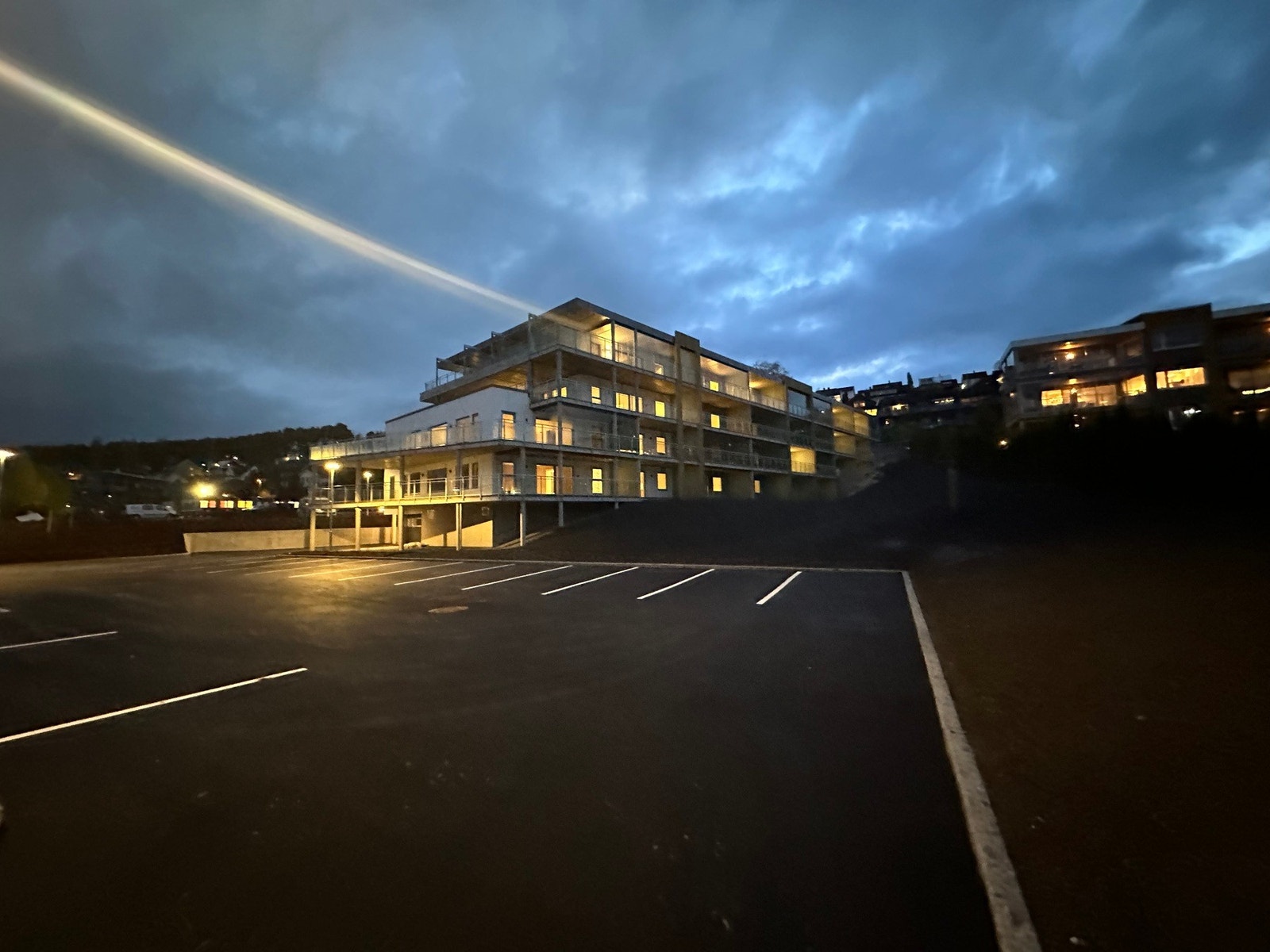 Ekstra parkering nedenfor blokka Galleribilde