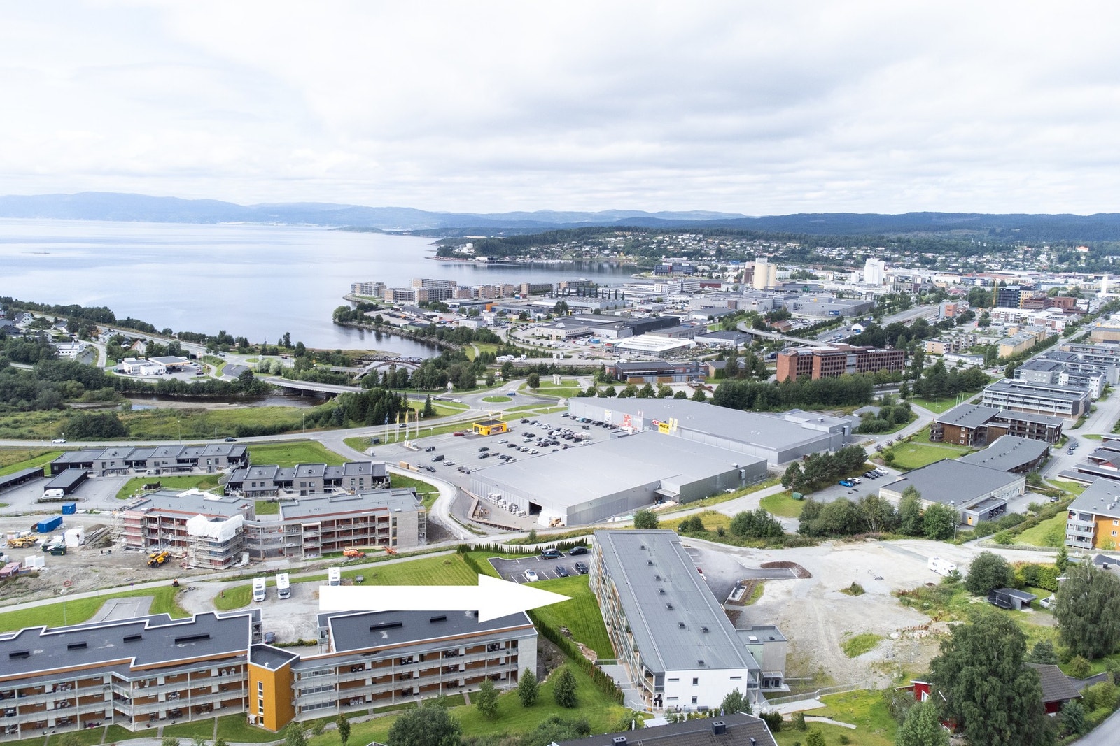 Privaten borettslag har sentral beliggenhet med kort vei til kjøpesenter, matbutikk, legekontor m.m. Galleribilde