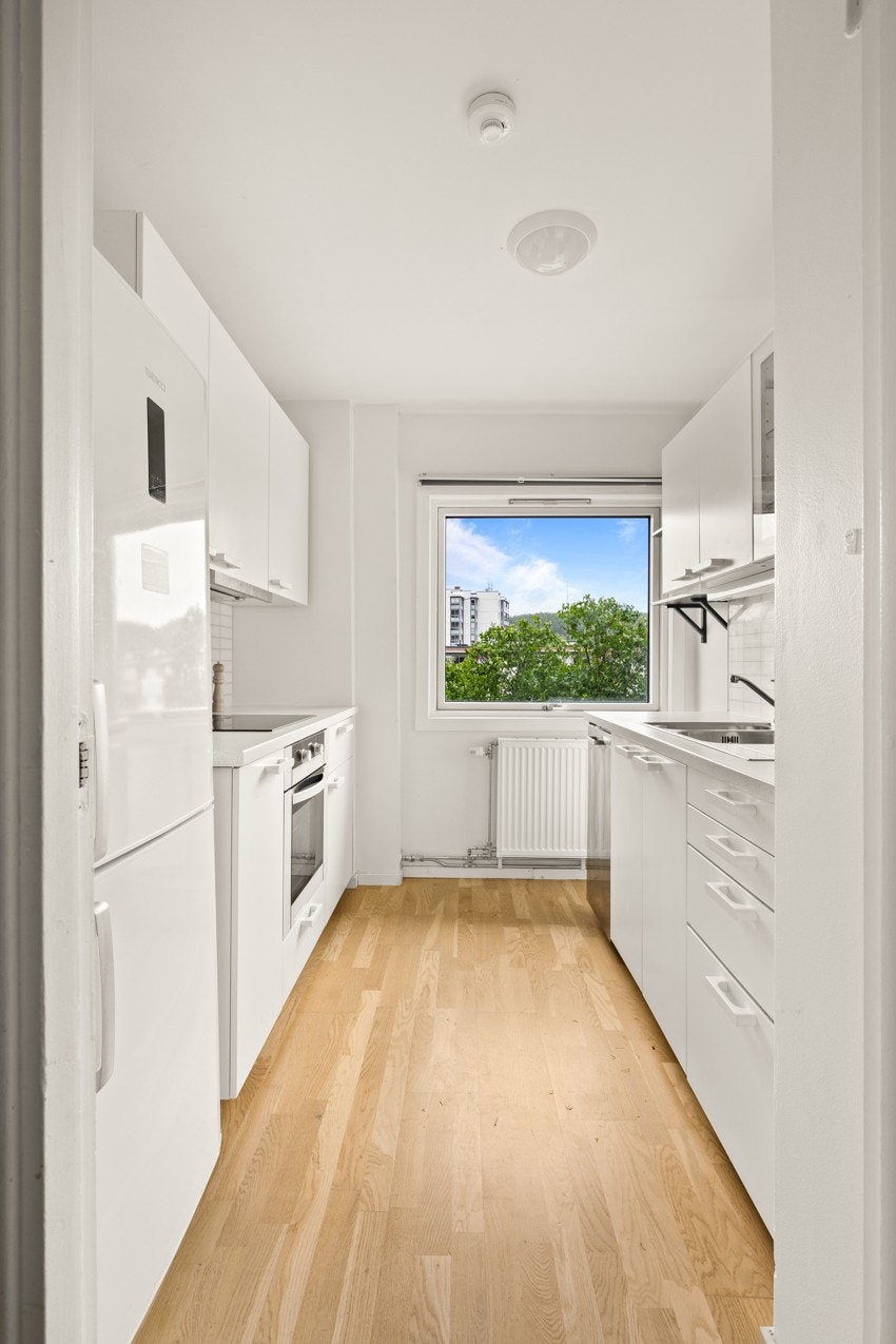 Flott kjøkkeninnredning bestående av over- og underskap Galleribilde