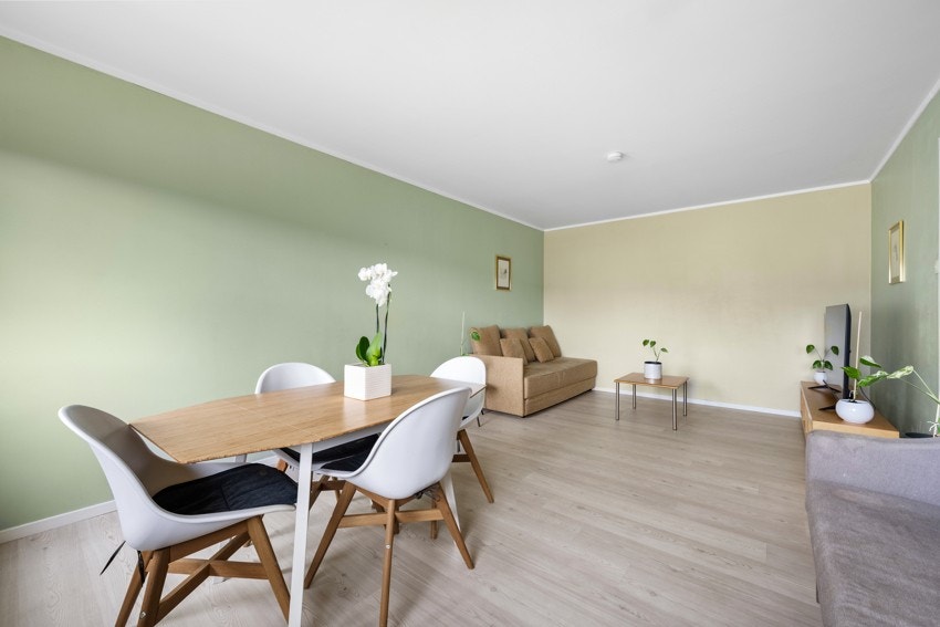 Romslig stue med god plass til sofa, spisebord, og tilhørende møbelment Galleribilde