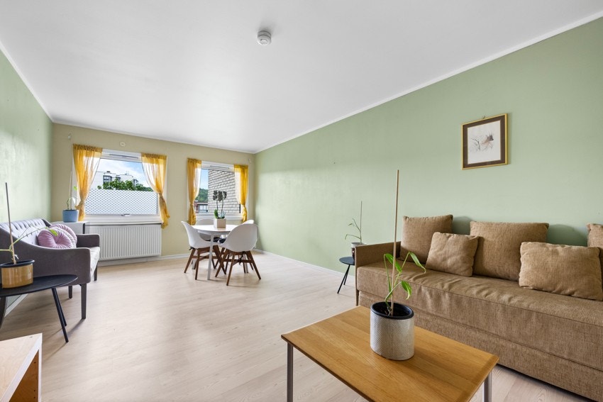 Stuen har fine store vinduer som fyller rommet med naturlig lys Galleribilde