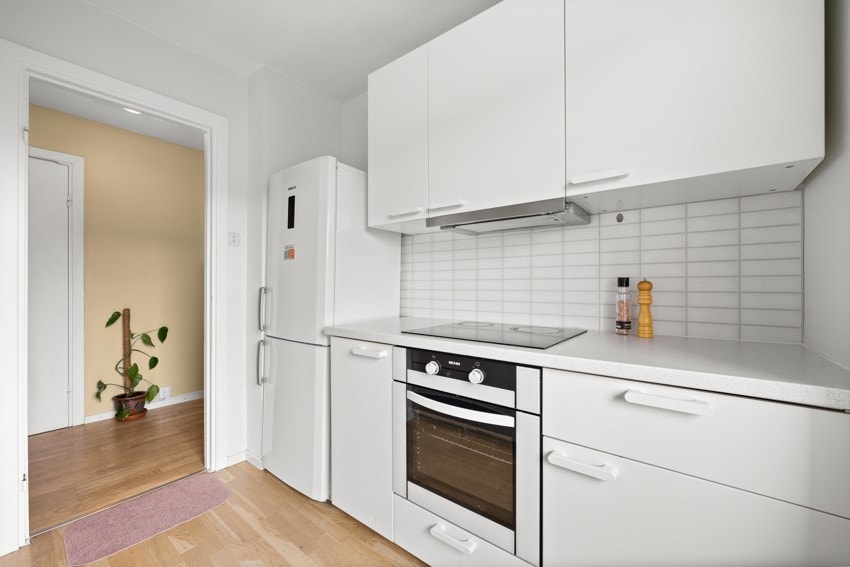 Det er installert integrert stekeovn og platetopp som gir et stilrent og praktisk kjøkken Galleribilde