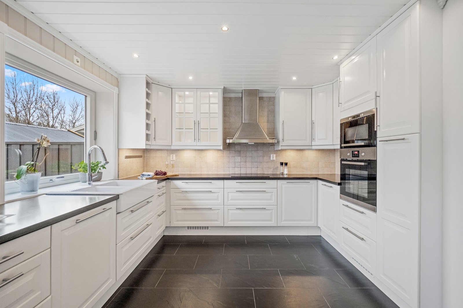 Kjøkkeninnredning fra 2010 med profilerte fronter og benkeplater av laminat Galleribilde