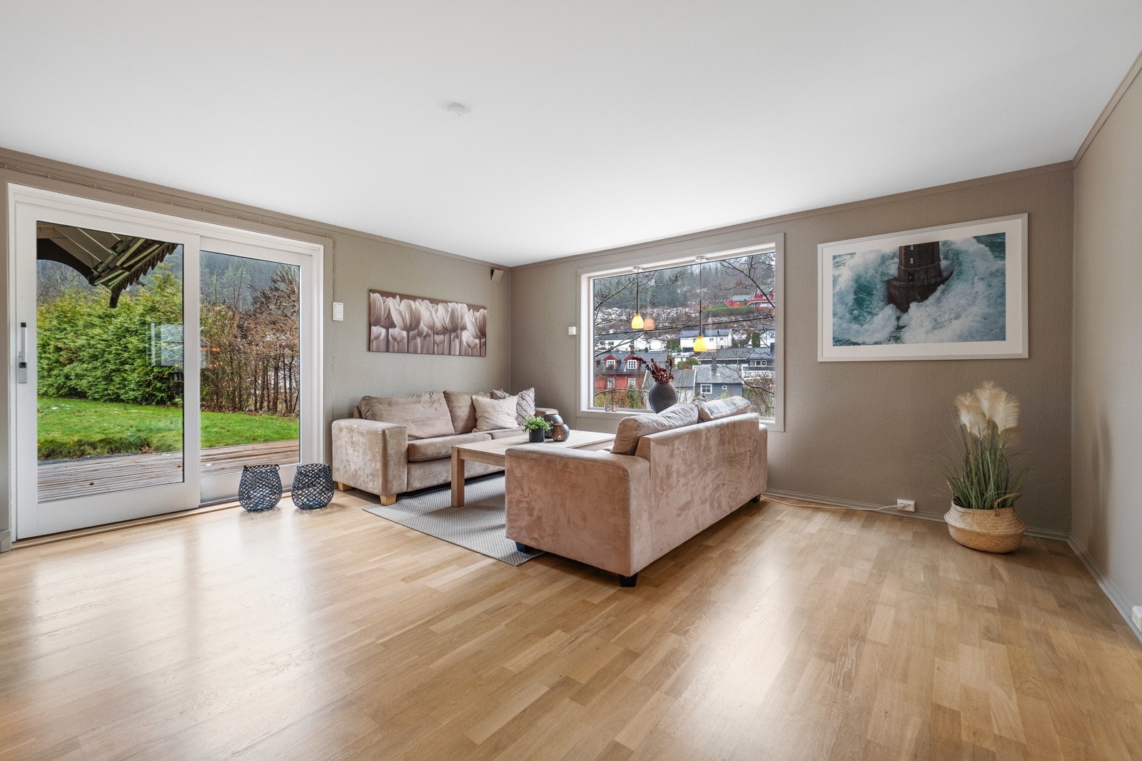 Fra stuen er det utgang til markterrasse, med videre adkomst til hagen Galleribilde