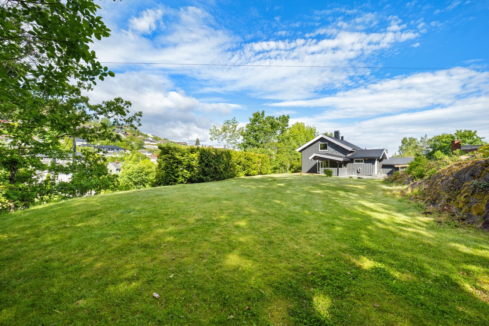 Stor hage som inviterer til lek og hygge for hele familien! Galleribilde