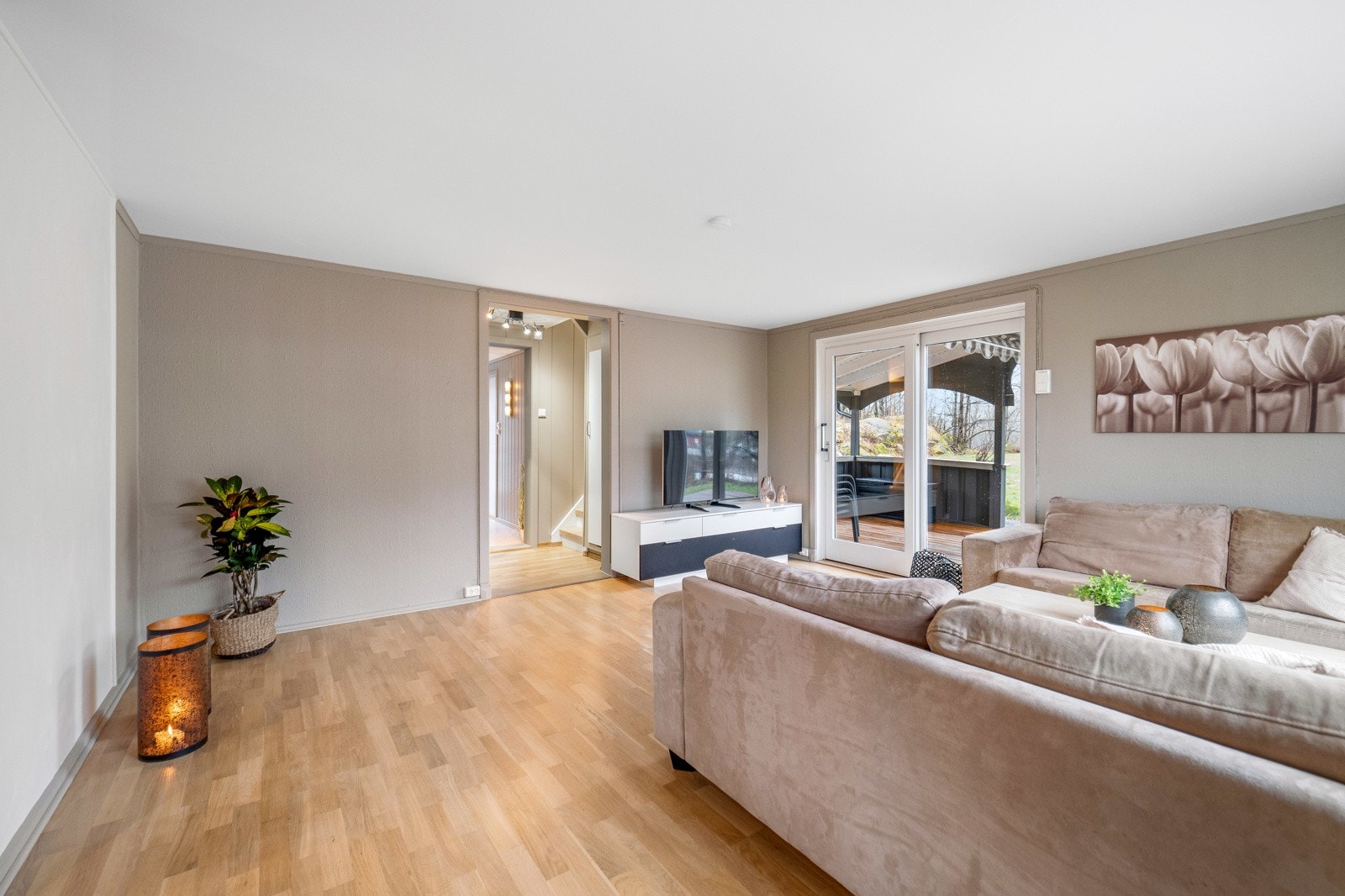 Boligens 1.etasje består av entré/gang, stue, kjøkken, bad, toalettrom samt bod/teknisk rom Galleribilde