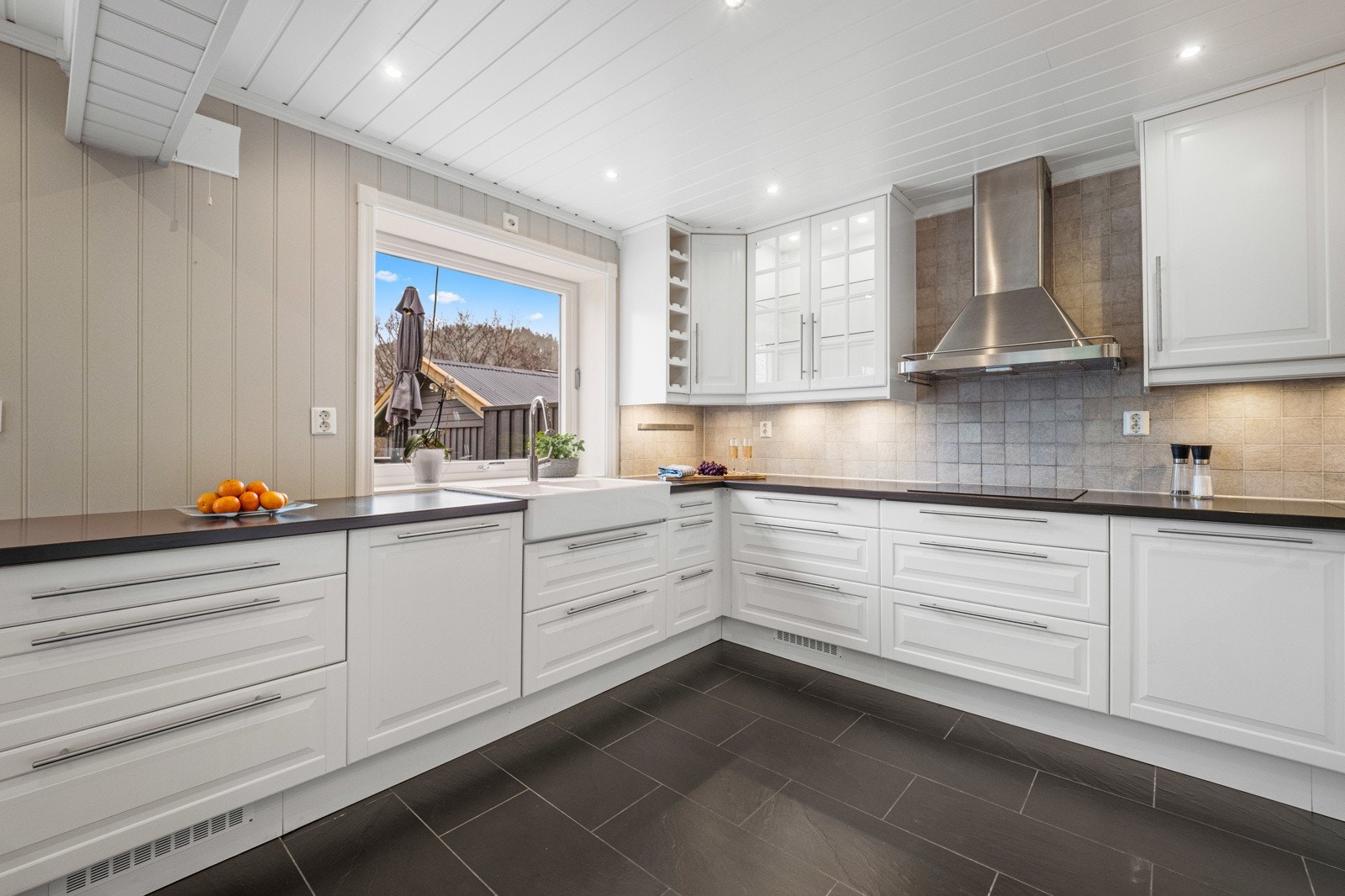 Integrerte hvitevarer som stekeovn, platetopp, oppvaskmaskin, mikrobølgeovn og kjøleskuffer Galleribilde