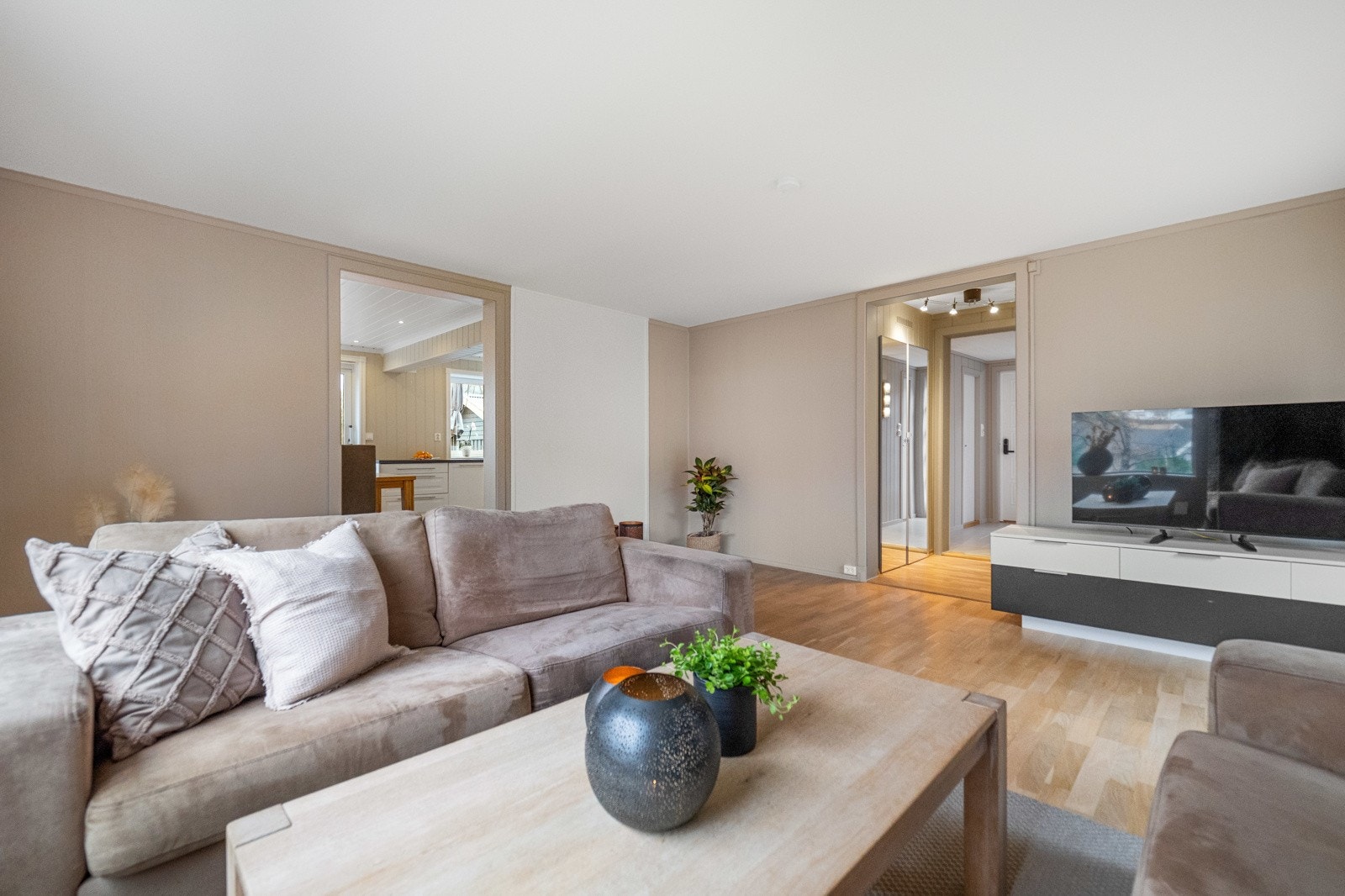 Velkommen inn! Boligen fremstår lys og tiltalende, og er godt vedlikeholdt/oppgradert i senere tid Galleribilde