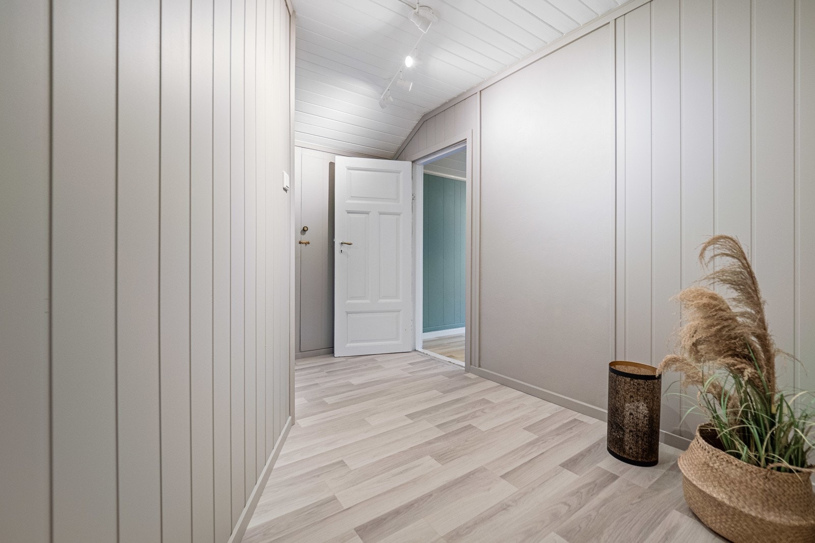 Boligens 2.etasje består av gang og 2 soverom Galleribilde