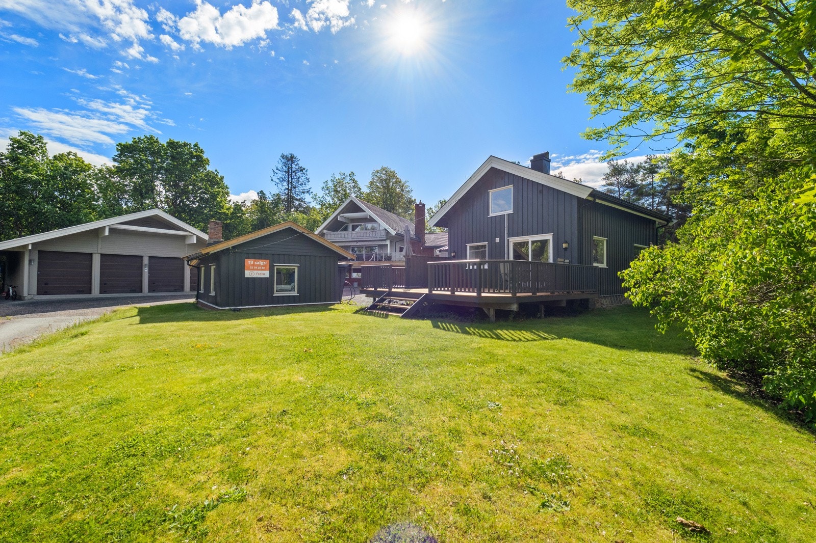 Eiendommen har stor selveiertomt på nærmere 1,5 mål med meget gode solforhold Galleribilde