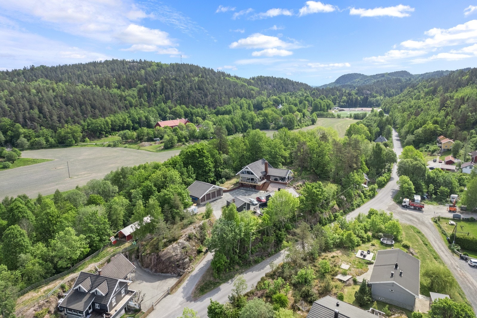 Eiendommen ligger meget solrikt til og er kanskje en av de eiendommene på Sætre med mest sol Galleribilde