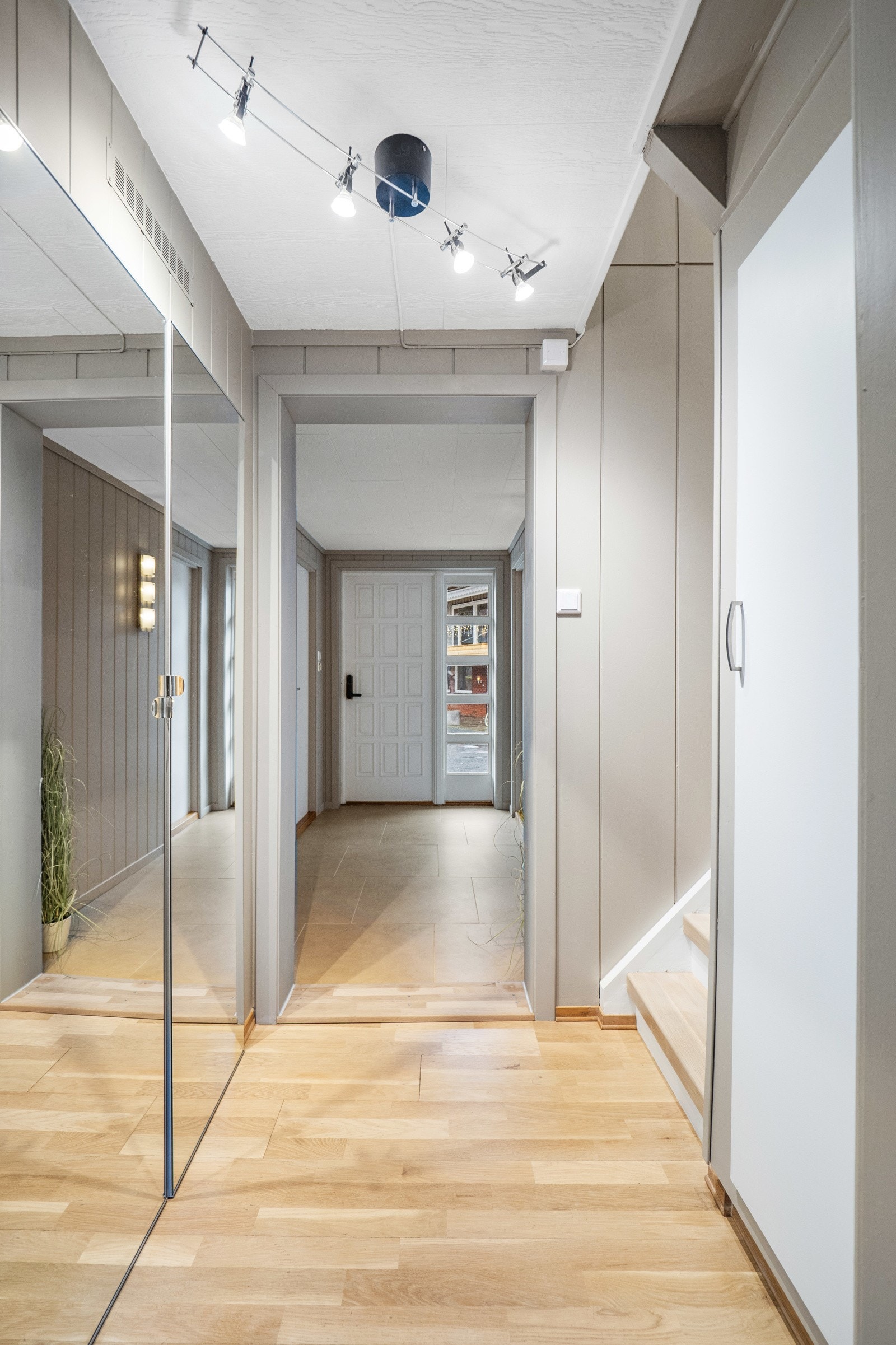 Gode oppbevaringsmuligheter i gangen med bod i tilknytning Galleribilde