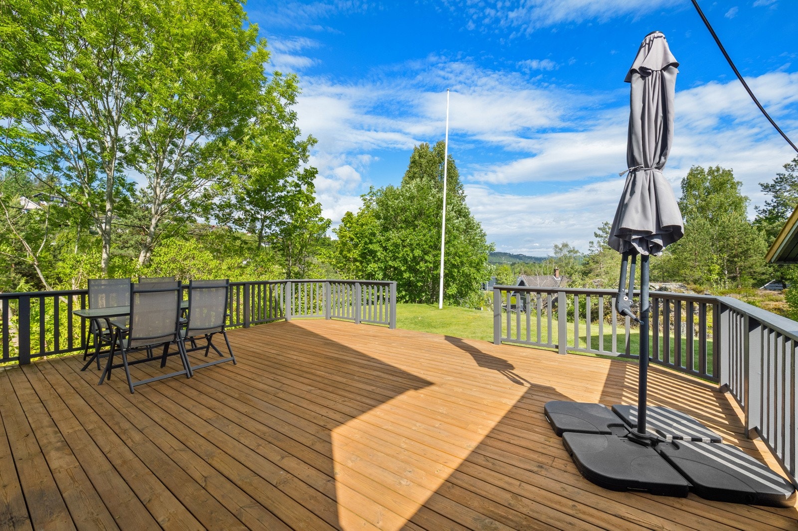 Eiendommen har flere koselige sitteplasser rundt om med terrasser på totalt 65 kvm Galleribilde