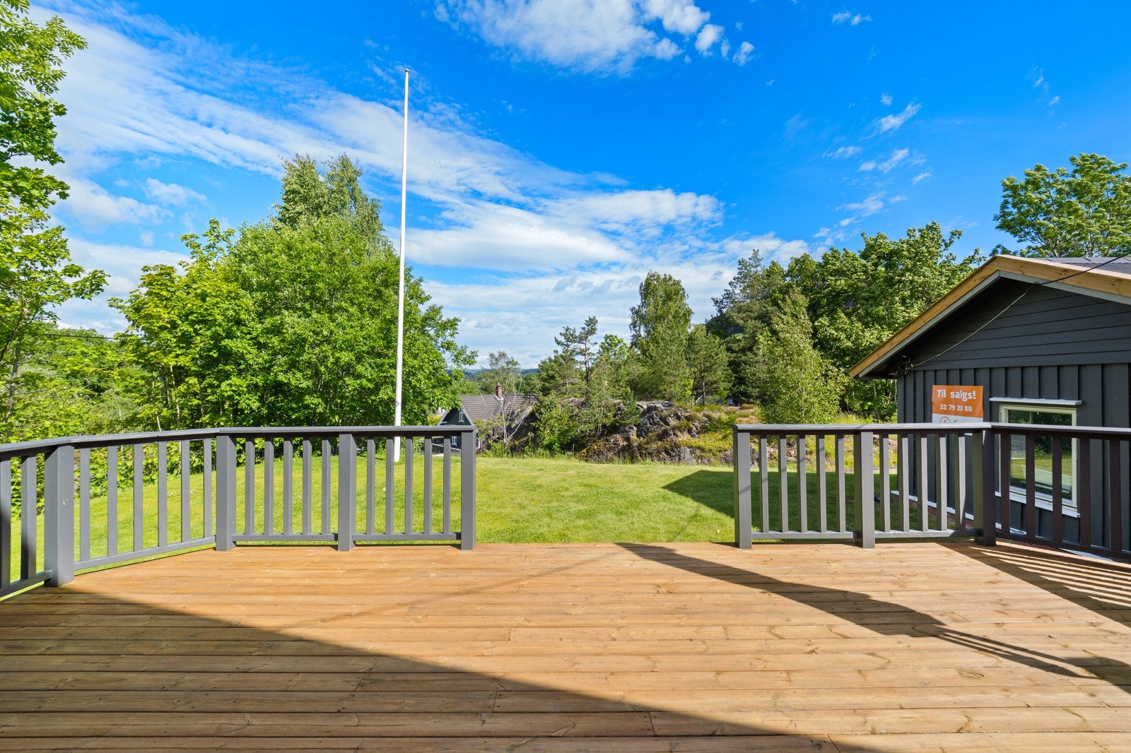 Fra boligen er det flott utsikt over de nærliggende områder og gode solforhold! Galleribilde