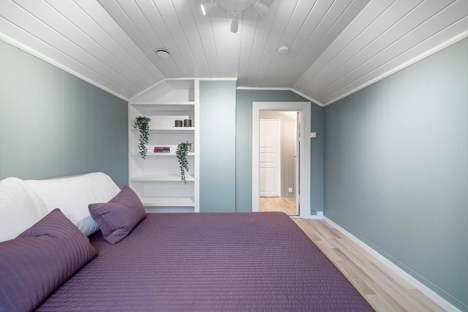 Begge soverommene har kneloft på siden Galleribilde