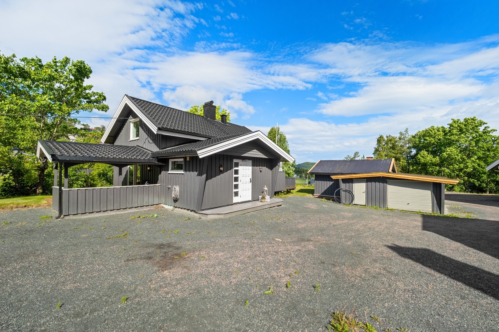 Eiendommen har anneks/garasje på totalt 46 kvm med 3 uinnredede rom og garasje Galleribilde