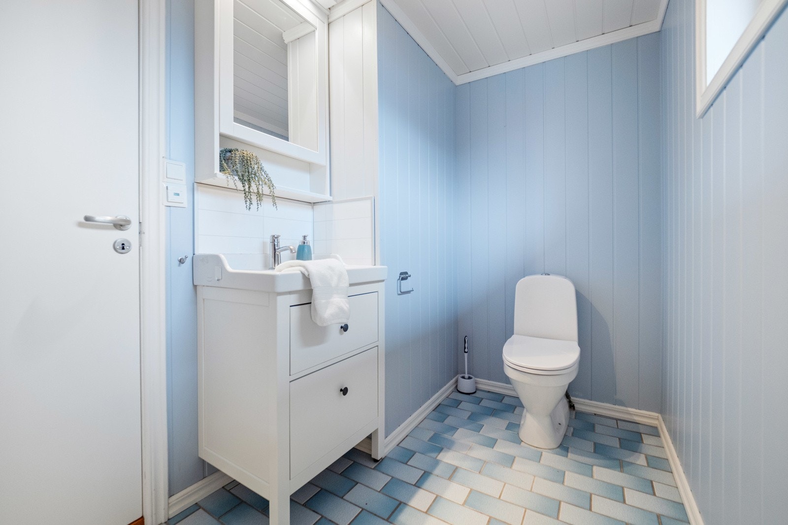 Toalettrommet har flislagt gulv med varme Galleribilde