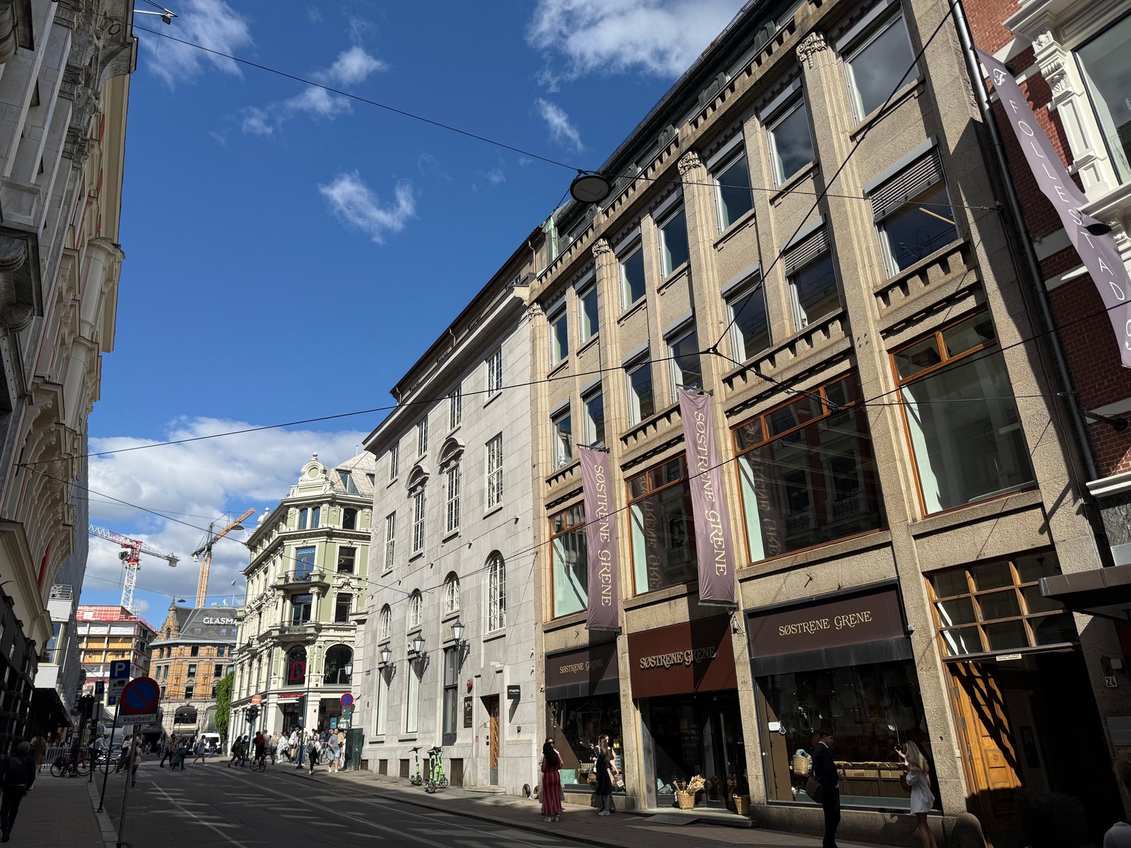 Eiendommen ligger svært sentralt til rett ved Karl Johans gate Galleribilde