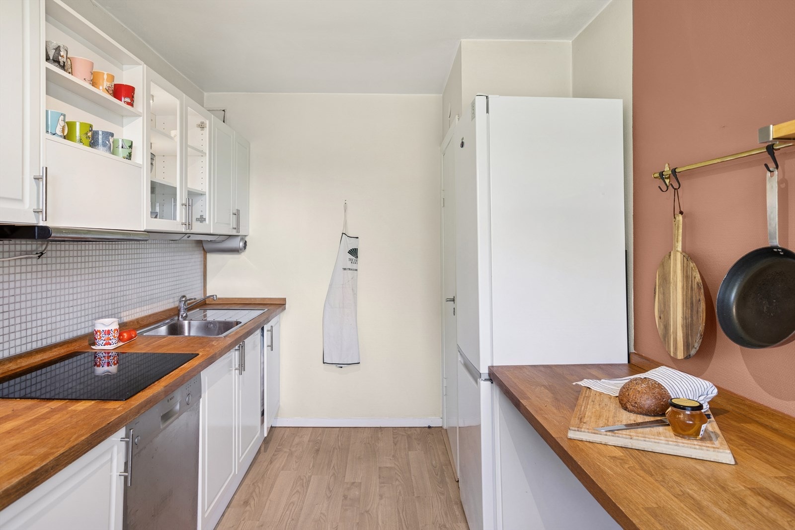 Kjøkkenet er utstyrt med integrerte hvitevarer, inkludert stekeovn, mikrobølgeovn og nedfelt platetopp. Ventilasjonen ivaretas av en kjøkkenventilator med kullfilter. Galleribilde