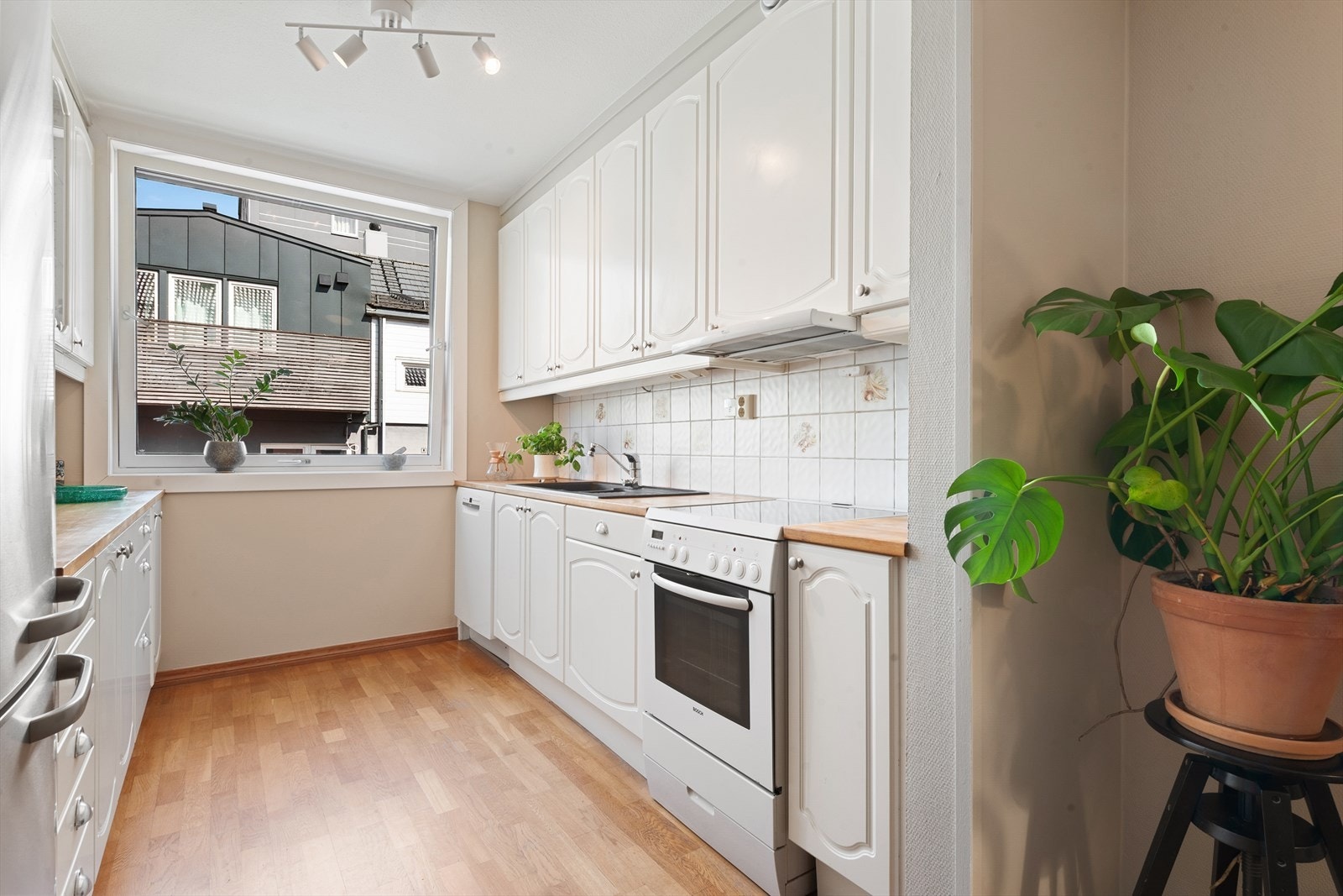 Takhøye overskap og komposittvask Galleribilde