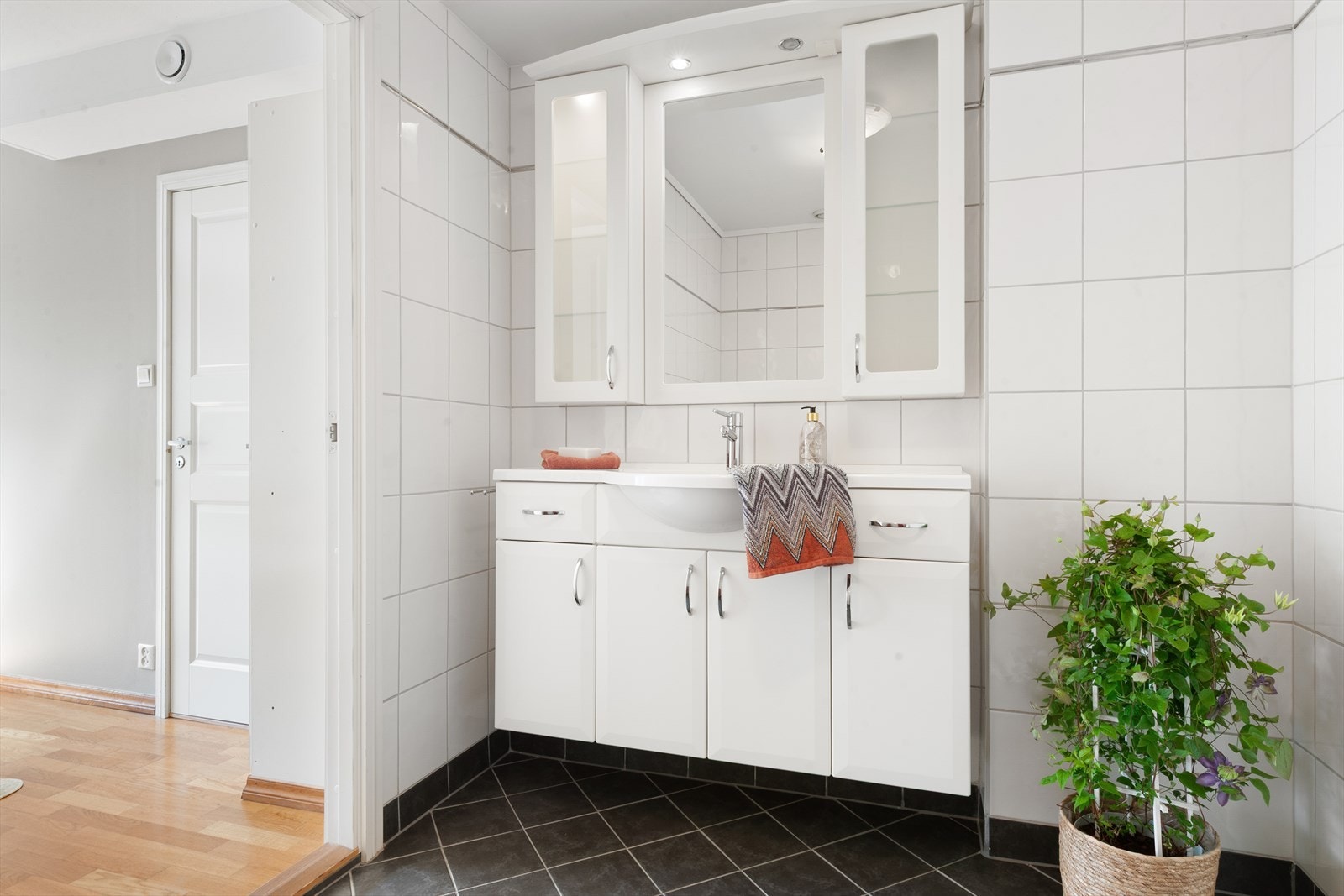 Helfliset bad med varmekabler i gulv Galleribilde